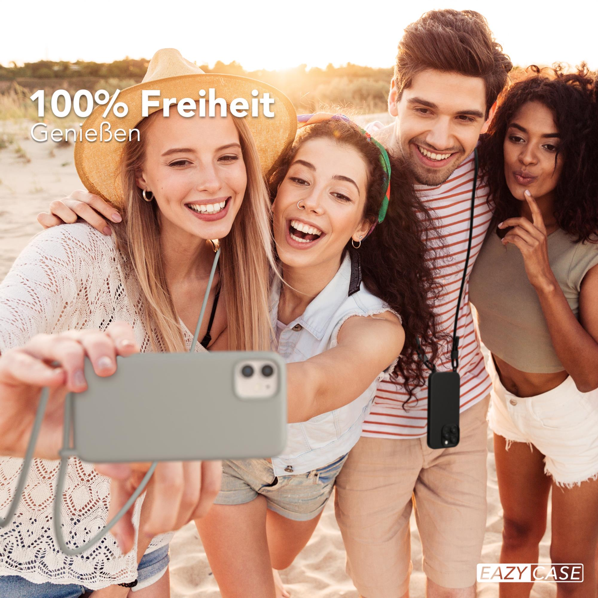 Vier junge Leute lächeln und machen ein Selfie am Strand, Text lautet '100% Freiheit'.