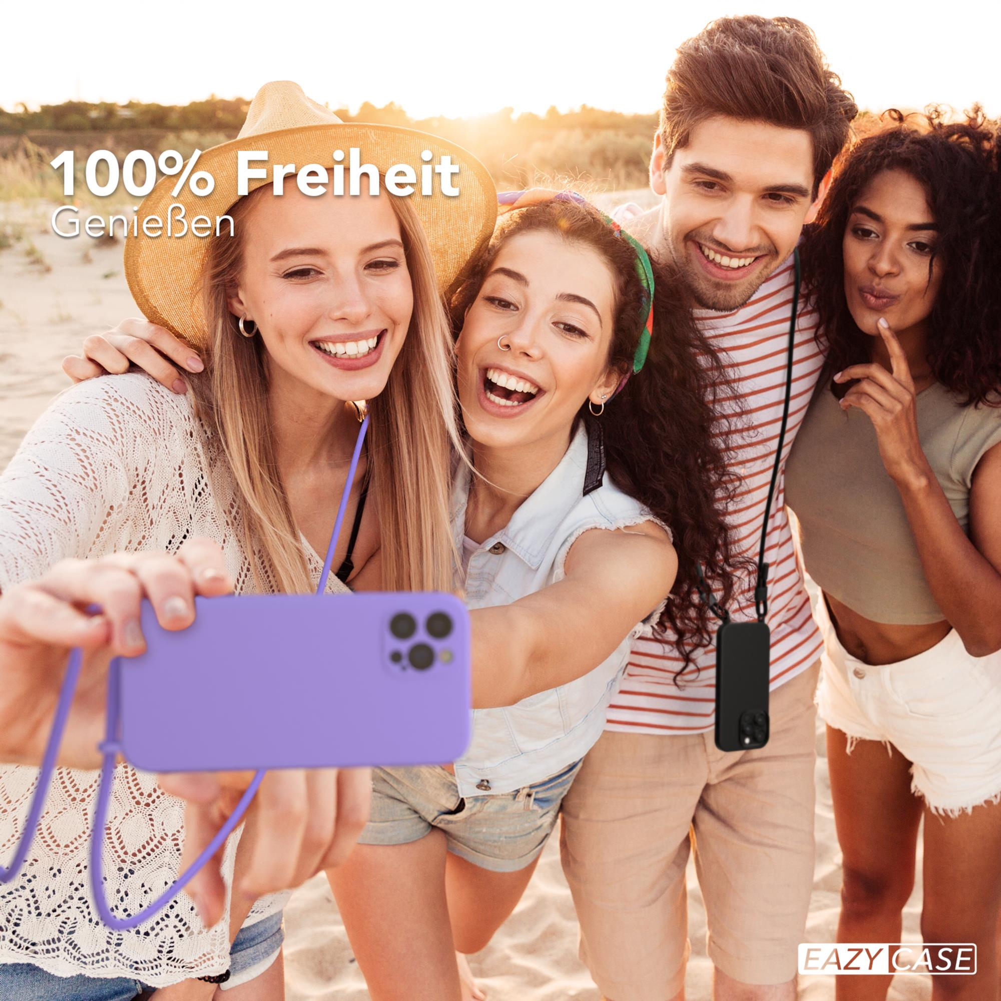 Eine Gruppe von vier lächelnden Personen, die ein Selfie machen. Eine Person hält ein lila Telefon mit Gurt.