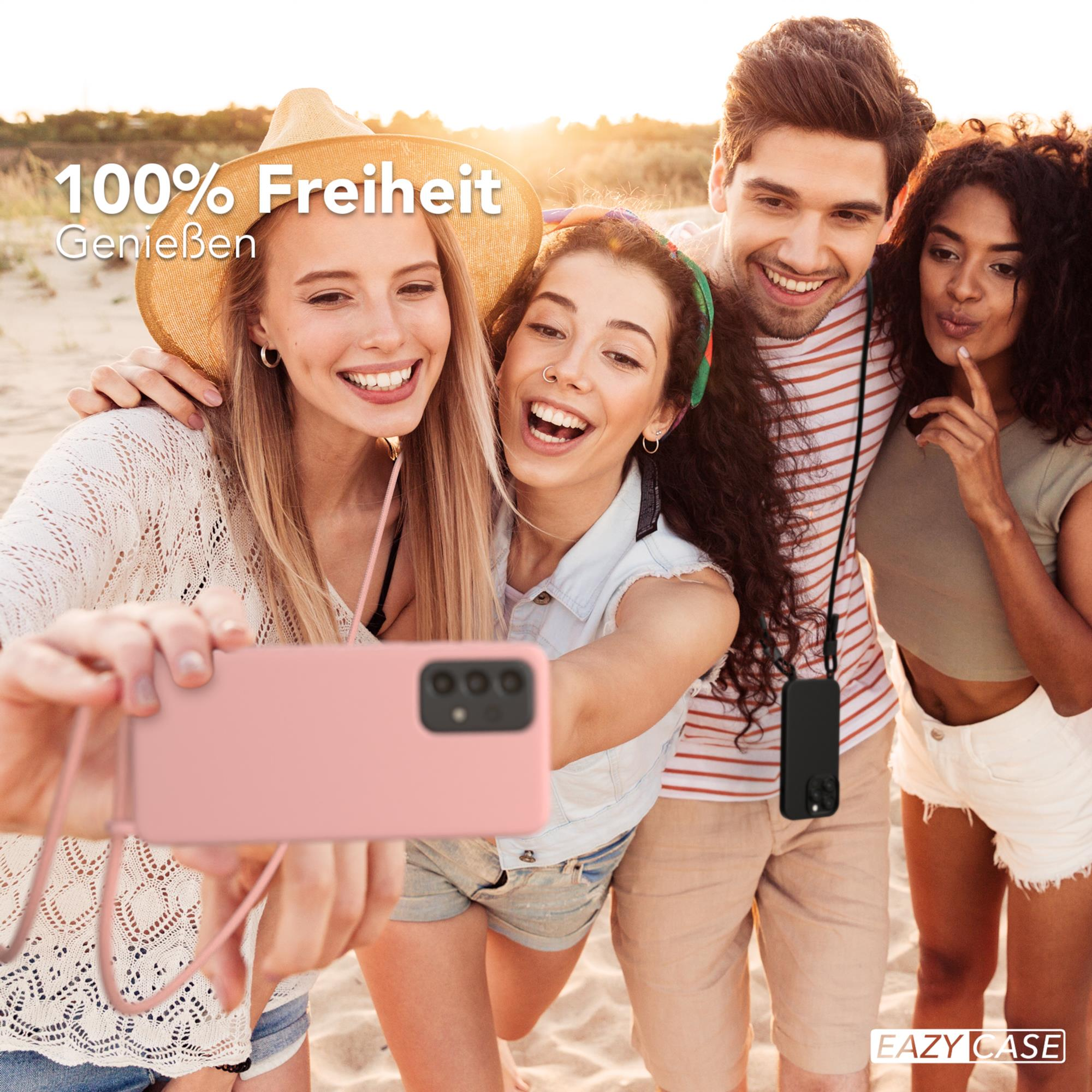 Vier Personen machen ein Selfie am Strand. Der Text lautet '100% Freiheit'. Das EAZY CASE Logo ist zu sehen.