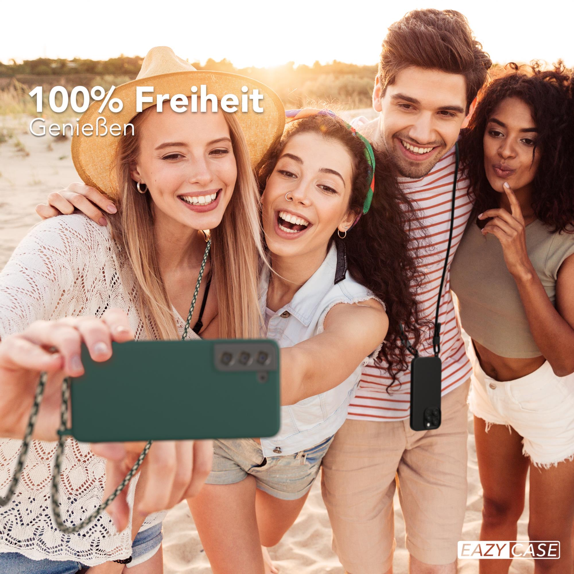 Gruppe von Leuten, die ein Selfie am Strand machen. Einer hält ein Telefon mit Hülle.