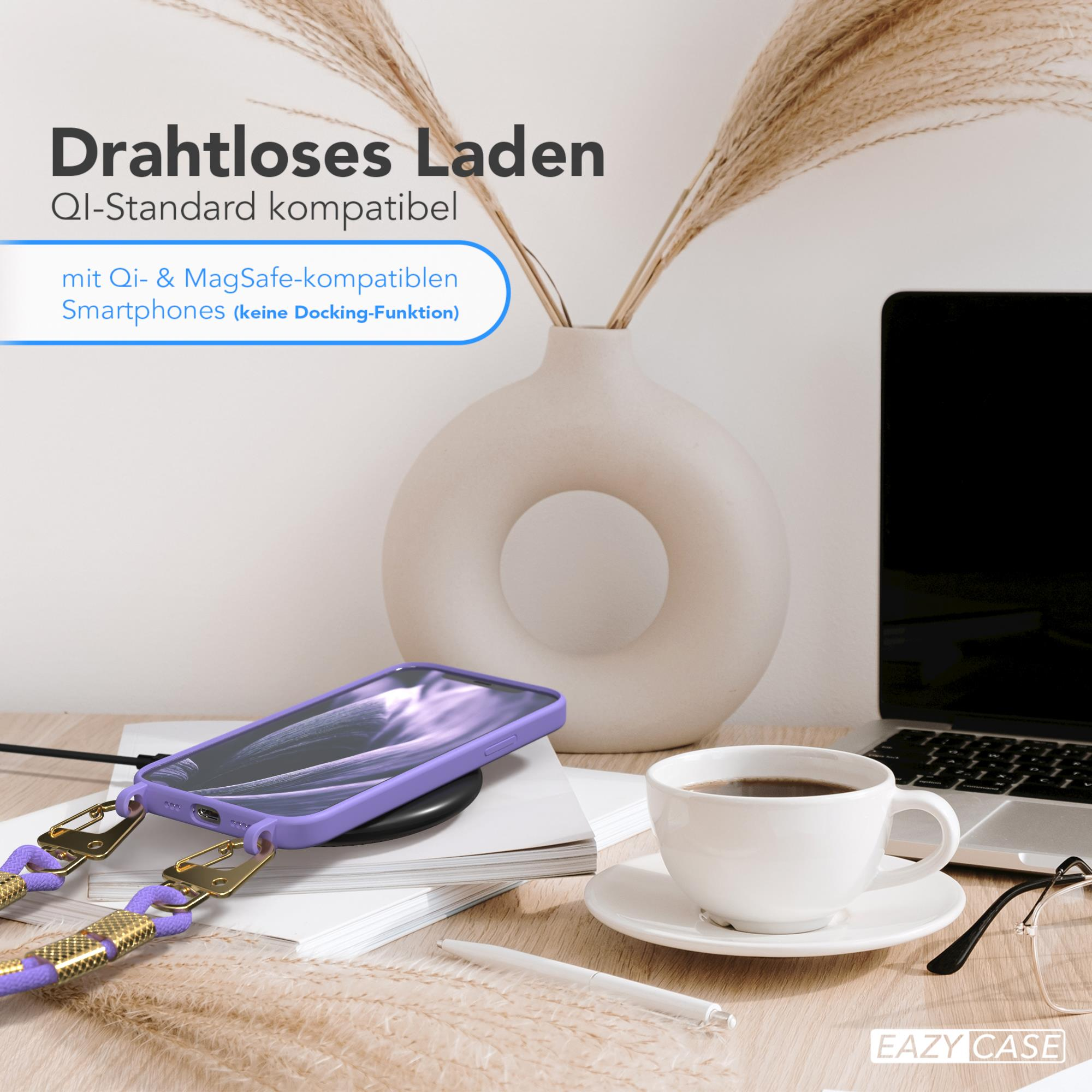Lila Telefon auf Ladegerät, Kaffee, Vase, Laptop auf einem Holzschreibtisch.