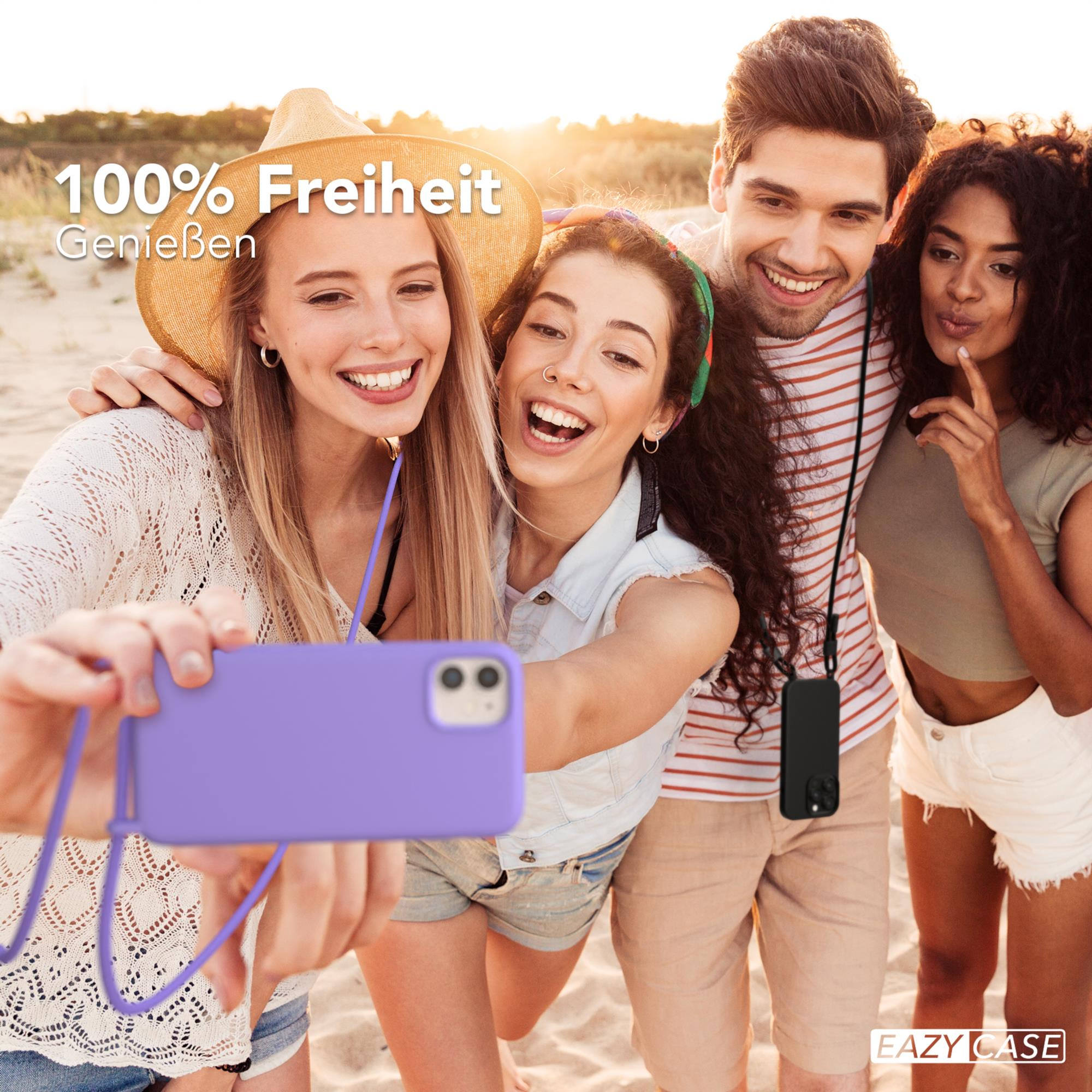 Freundesgruppe macht Selfie mit Handyhülle und Selfie-Stick.