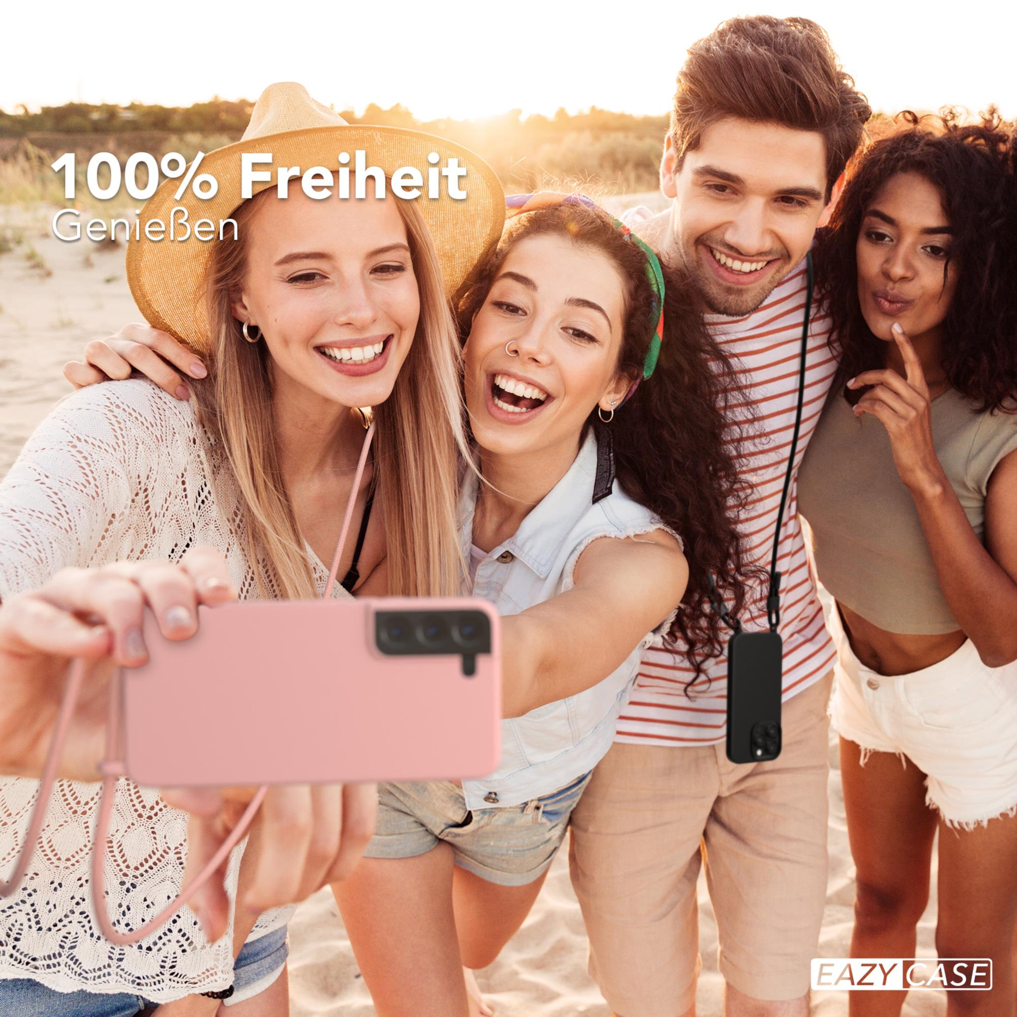 Vier Personen machen ein Selfie am Strand. Text '100% Freiheit' oben.