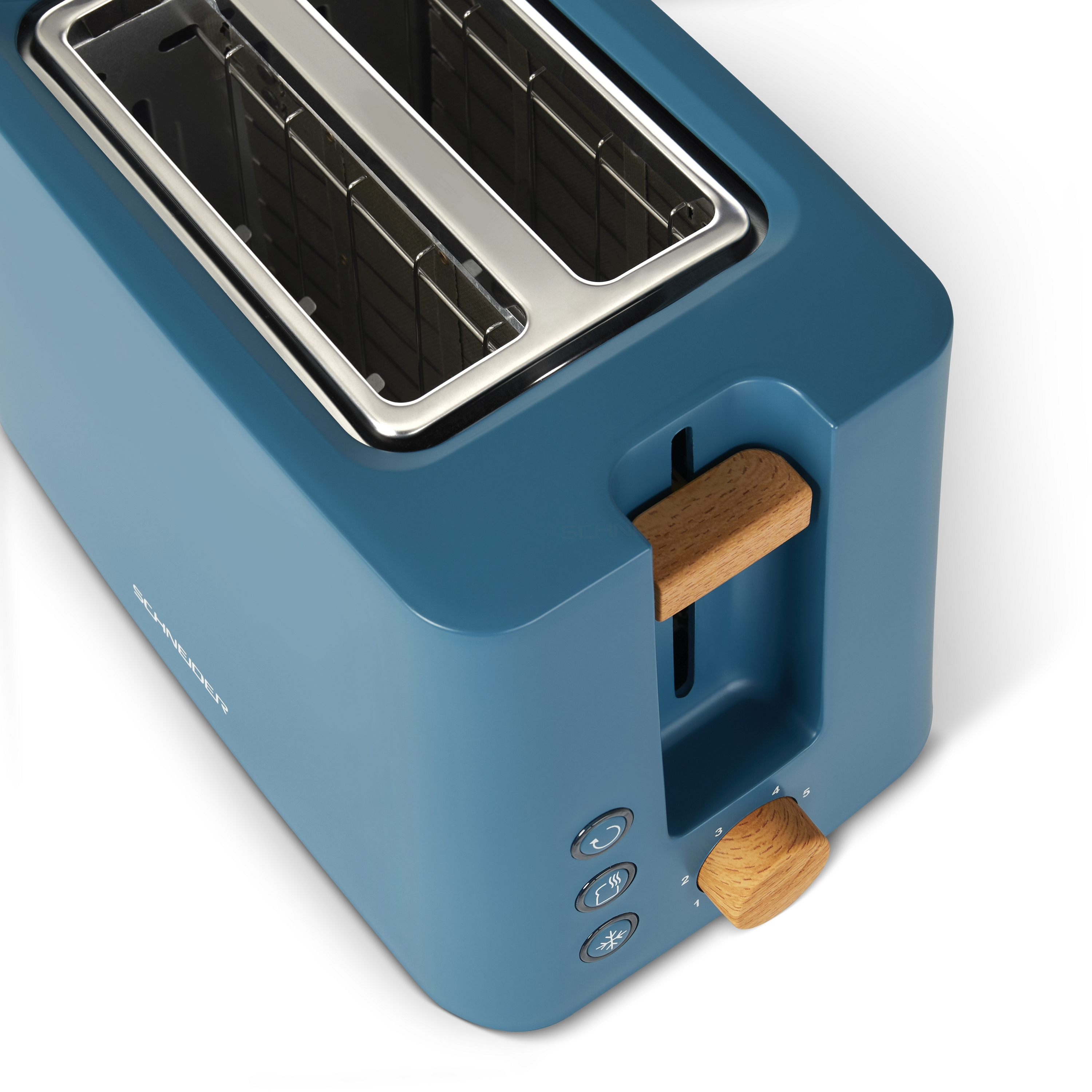 Blauer Toaster mit Holzknauf und Knöpfen, Chromschlitze, auf weißem Hintergrund.