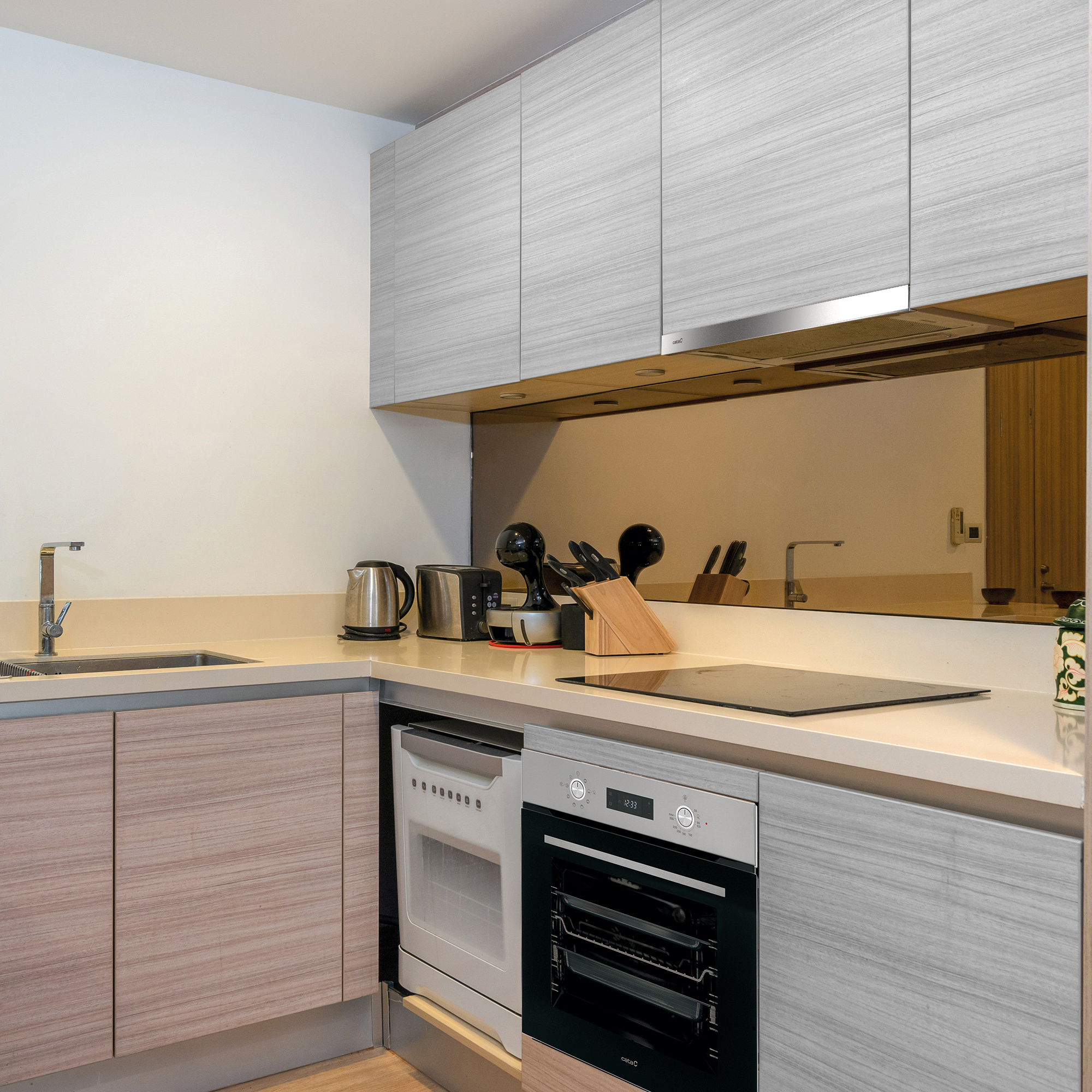 Cucina moderna con mobili, lavello ed elettrodomestici integrati.