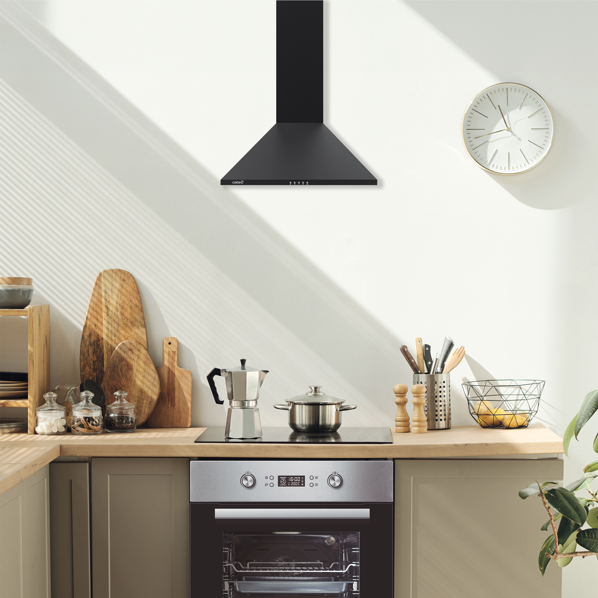 Scena cucina con cappa nera. Forno sotto, pentola sul fornello, orologio a muro. Elementi in legno.