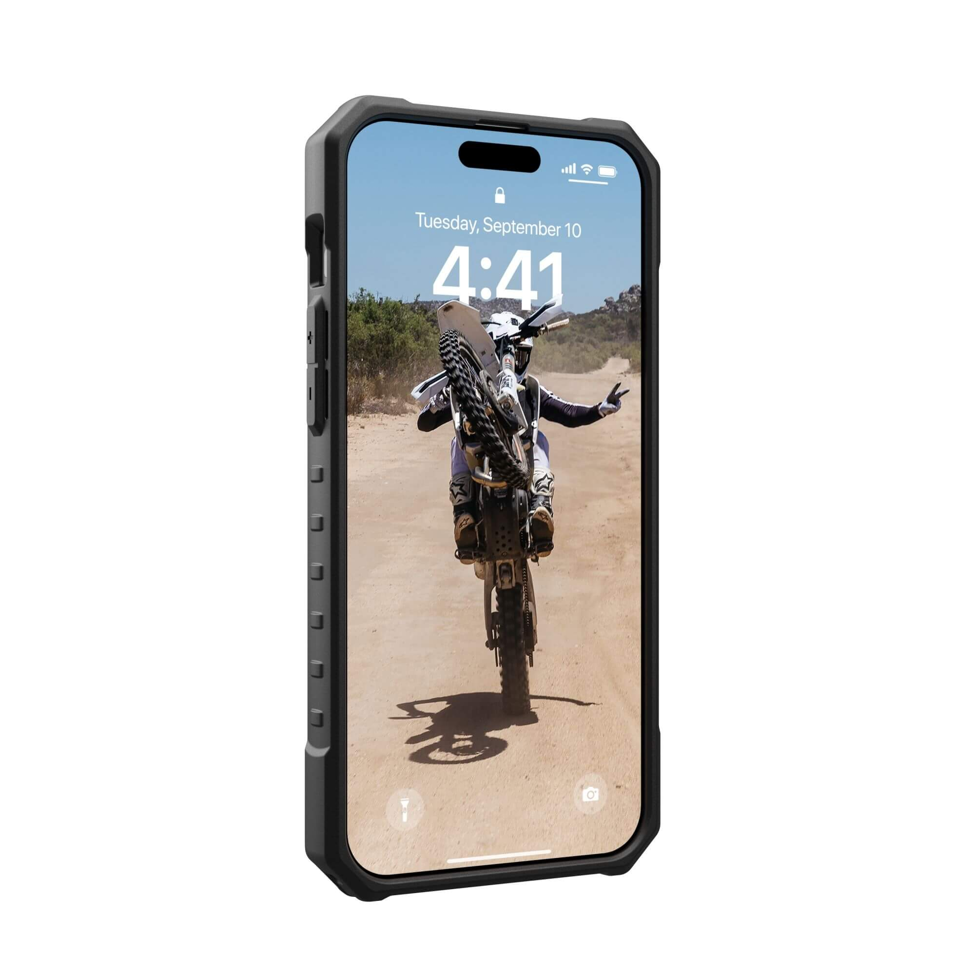 Telefono in una custodia nera, che mostra uno stunt in moto sullo schermo. Lo sfondo è bianco.
