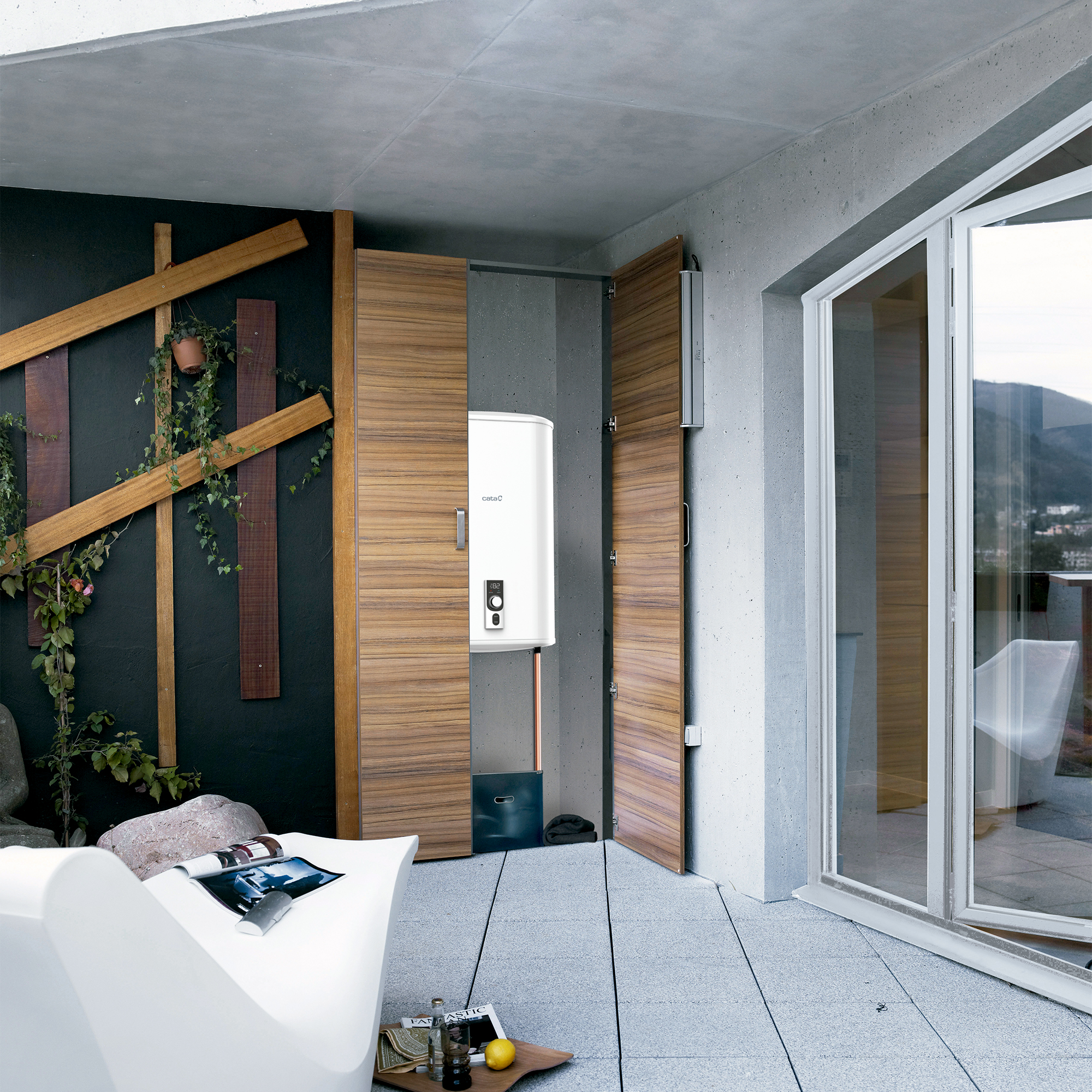 Balcón con mesa blanca, calentador de agua, puertas de madera y puerta de vidrio con vista.