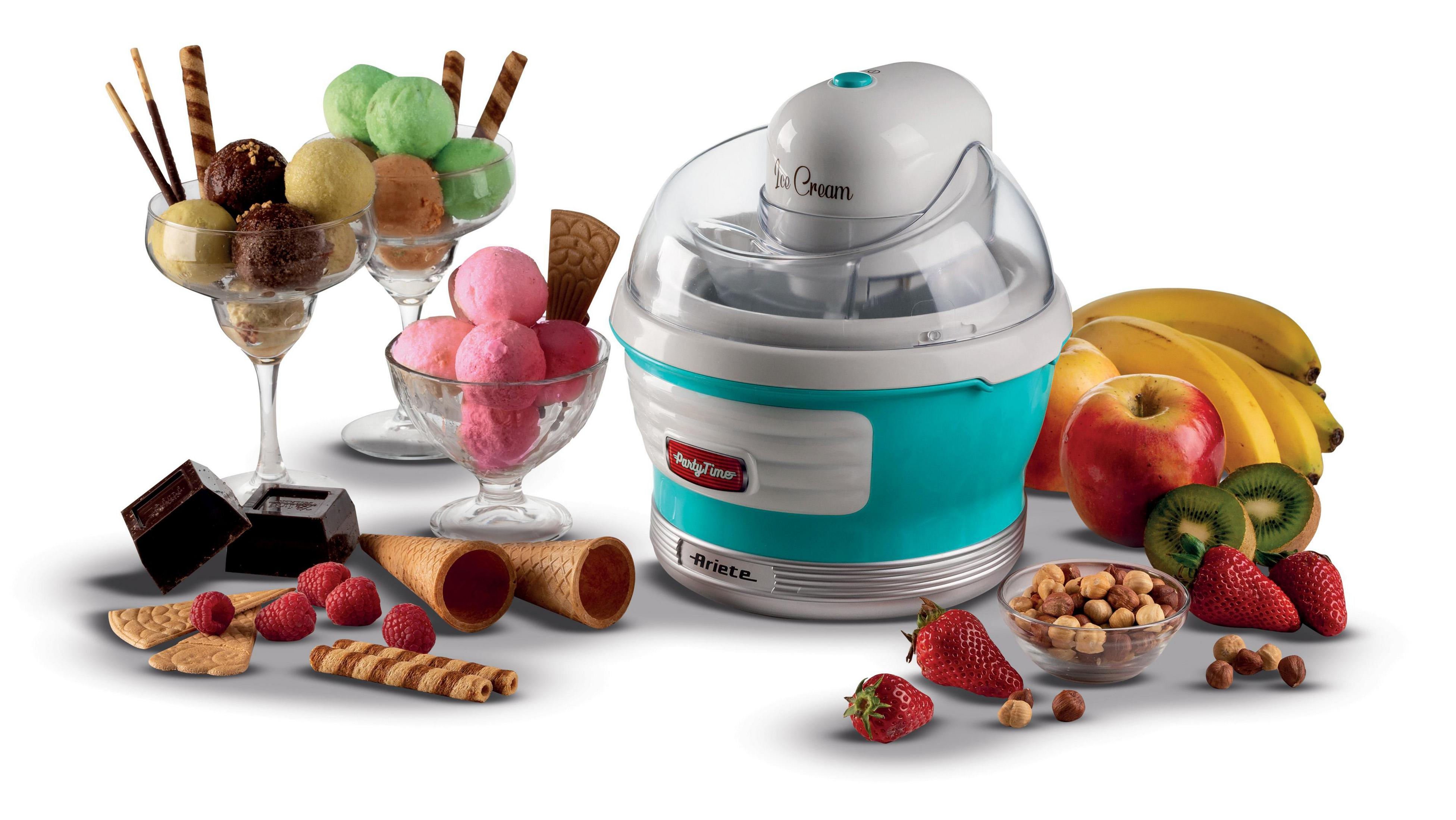 Eismaschine mit verschiedenen Eisportionen, Toppings, Früchten und Waffelhörnchen.