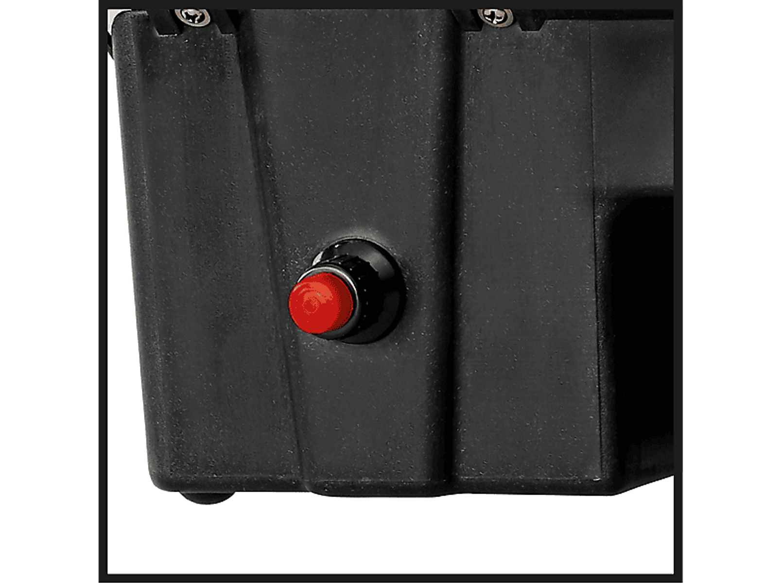 Schwarze Box mit rotem Knopf. Es ist eine Nahaufnahme, Knopf ist in der Mitte.