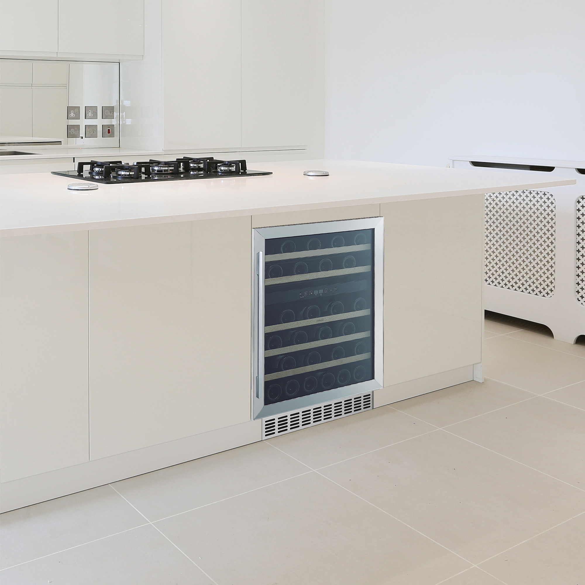 Isla de cocina moderna con un enfriador de vino incorporado. La isla es blanca, con un enfriador de vino de acero inoxidable.