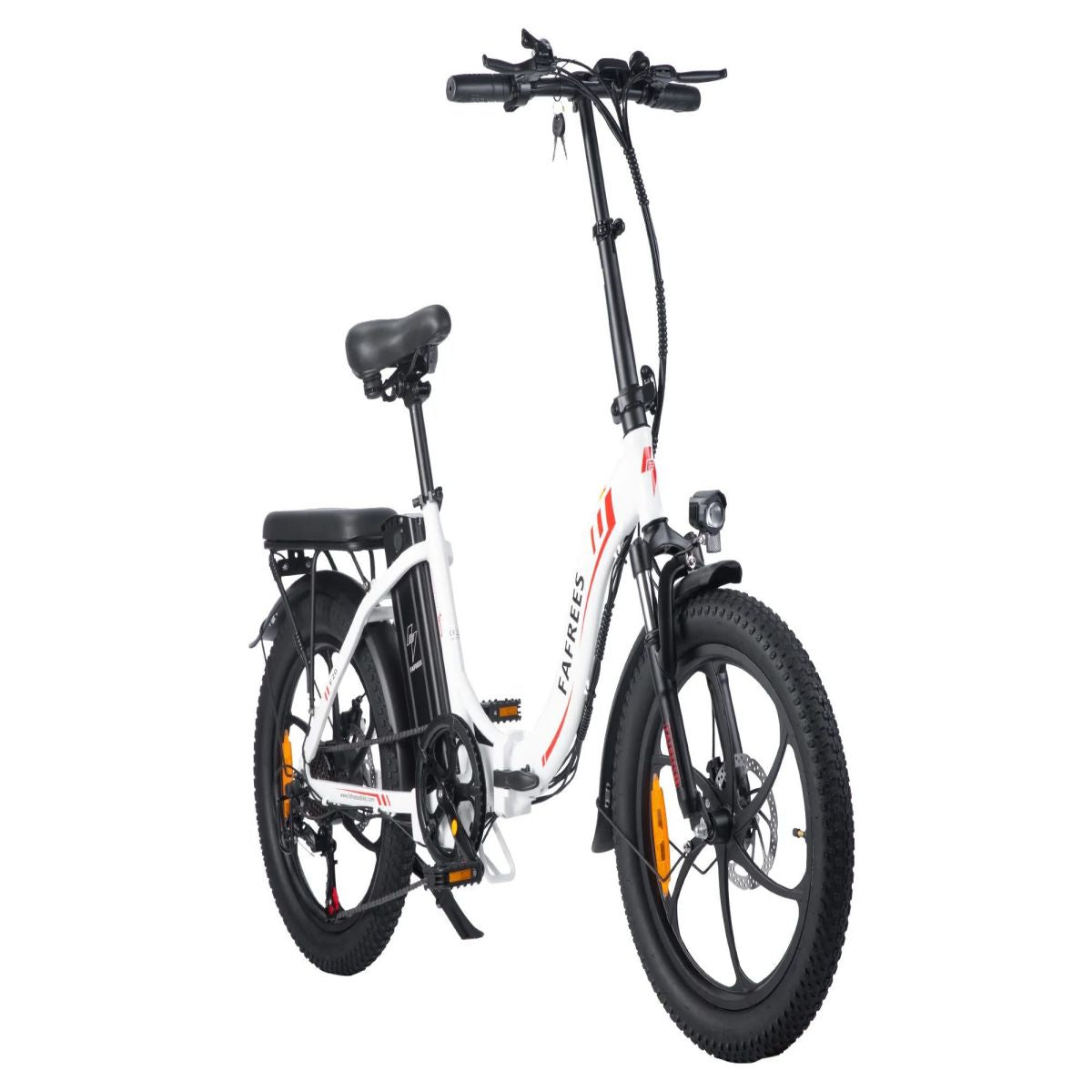 Bicicletta elettrica pieghevole bianca e rossa su sfondo bianco. Pneumatici, sella e manubrio neri sono visibili.