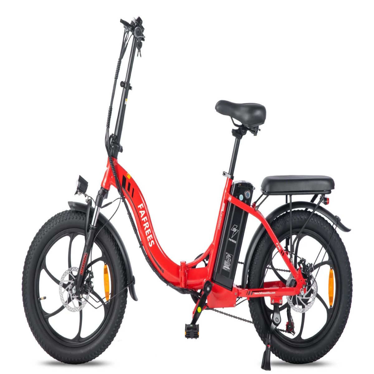 Bicicletta elettrica rossa su sfondo bianco. Mostra i dettagli del telaio, delle ruote e dei componenti.