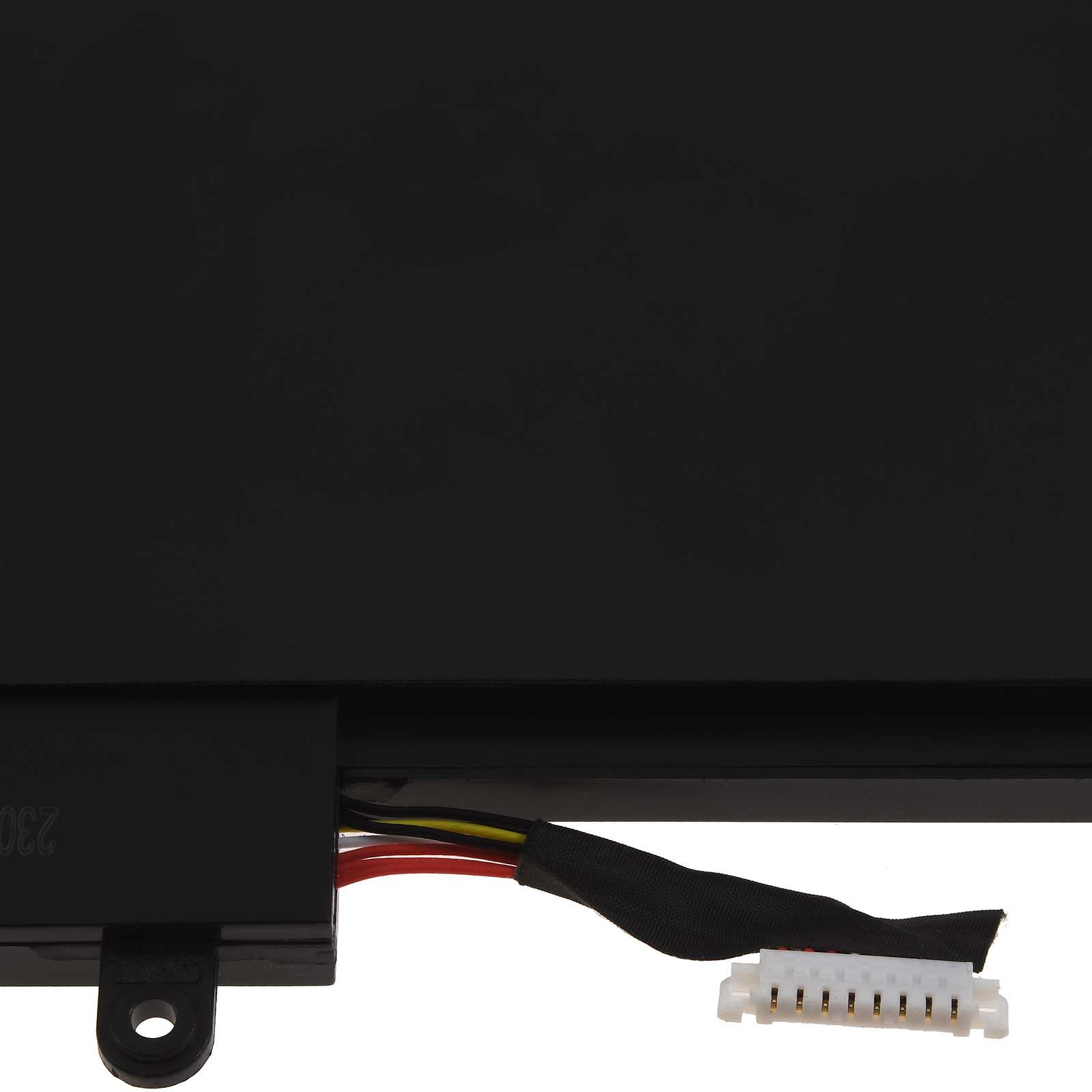 Eine schwarze rechteckige Batterie mit farbigen Drähten und einem weißen Stecker. Die Batterie ist auf weißem Grund.