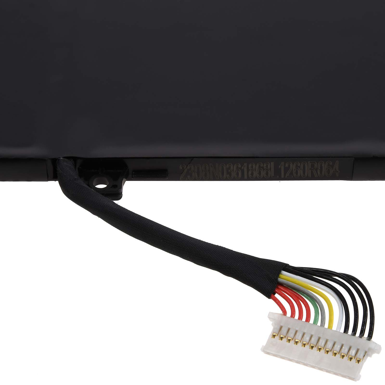Nahaufnahme einer schwarzen Batterie mit mehrfarbigem Kabelbaum und Stecker.