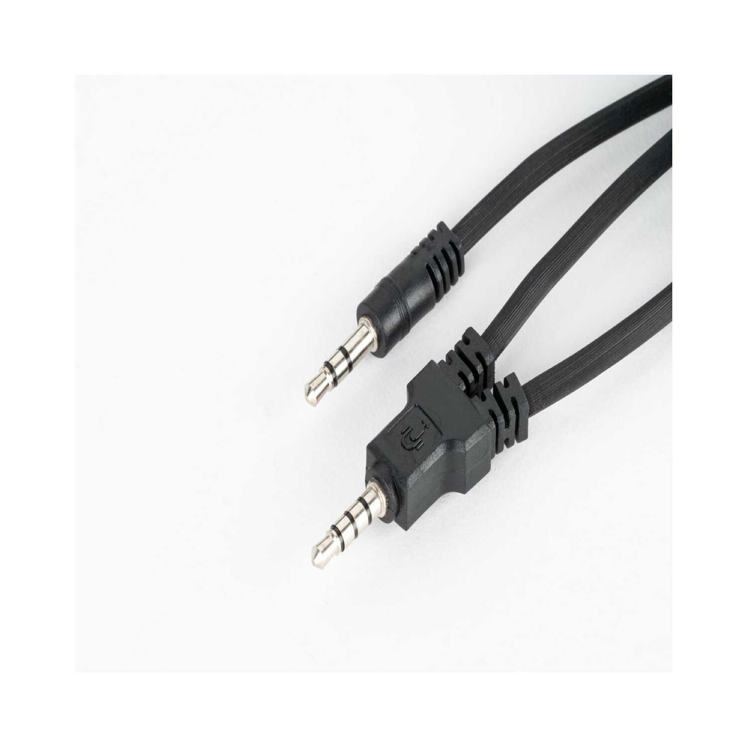 Zwei schwarze Audiokabel, die mit einem Splitter verbunden sind, vor weißem Hintergrund.