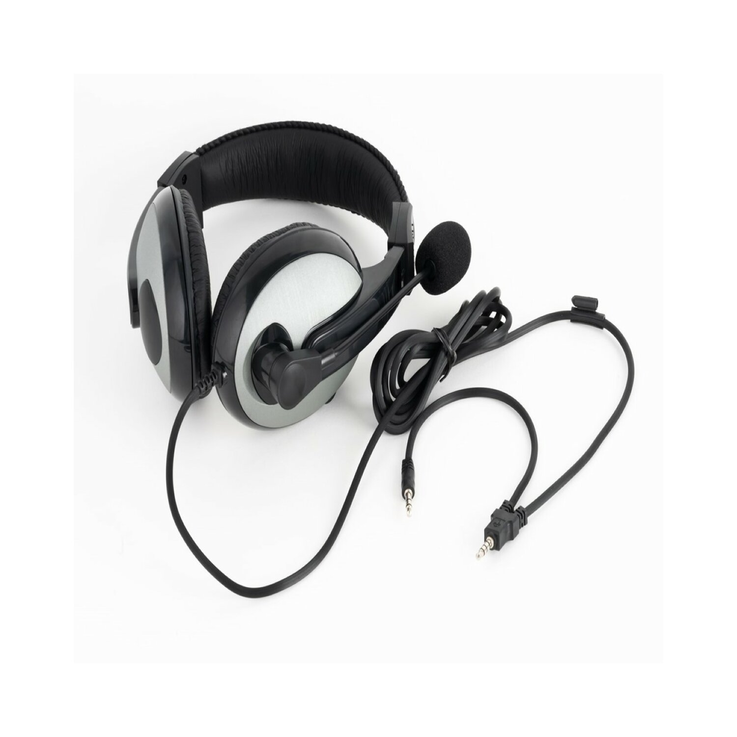Schwarzes und graues Headset mit Mikrofon und Kabel mit zwei Steckern, isoliert auf Weiß.