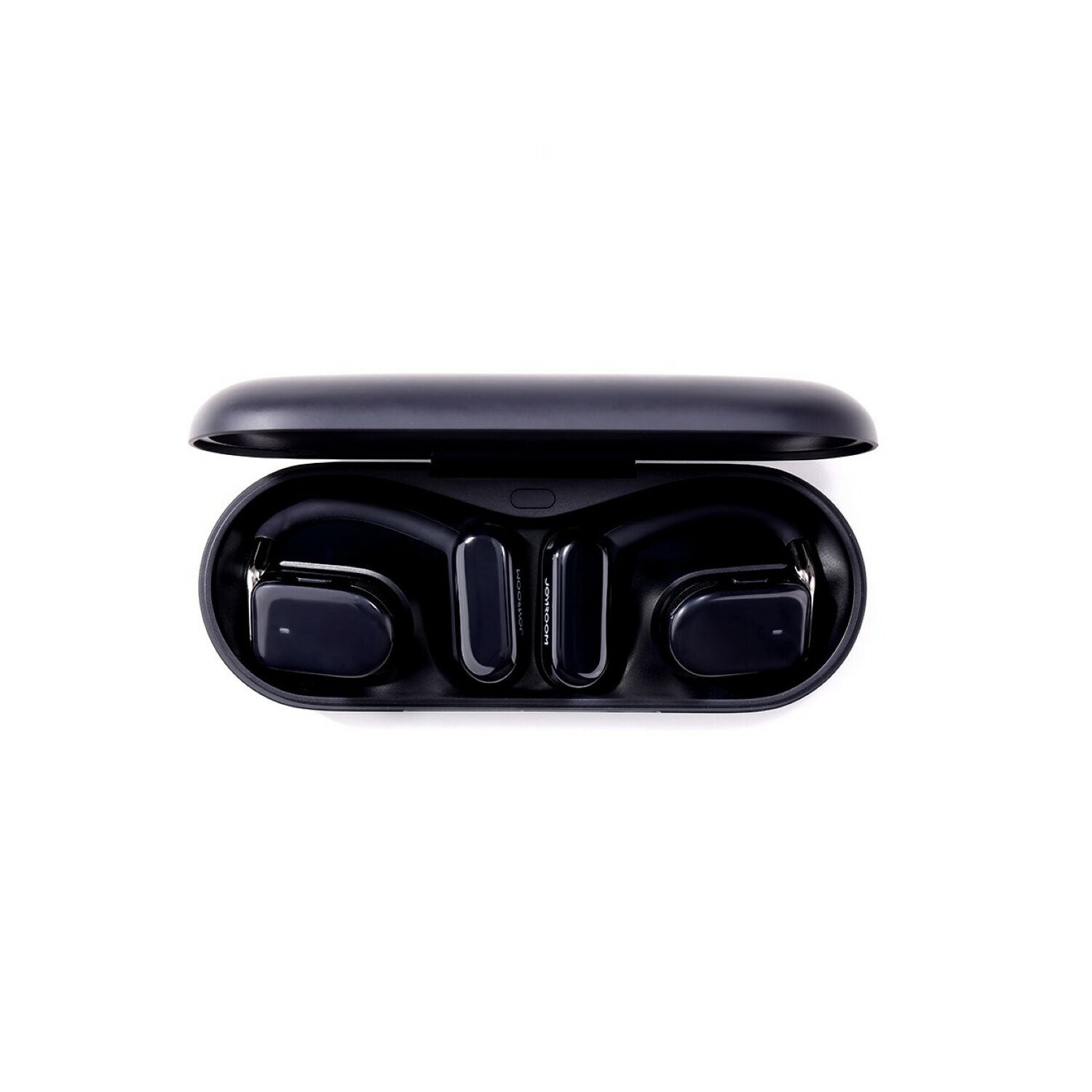 Étui d'écouteurs noir, ouvert. À l'intérieur, deux écouteurs noirs sont visibles.