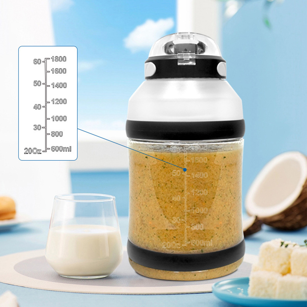 Mixerflasche mit Smoothie und Glas mit Milch.