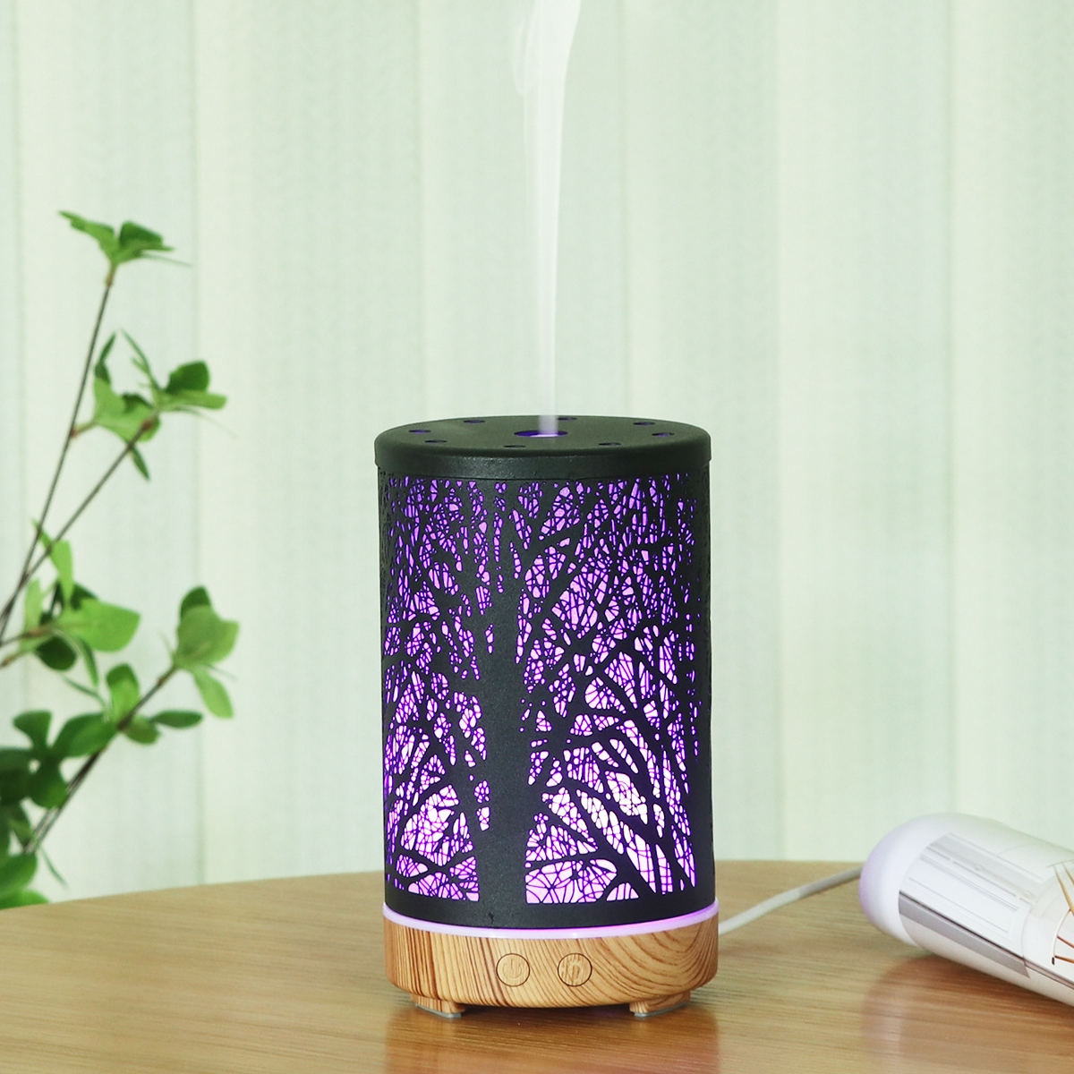 Ein schwarzer und holzfarbener Diffusor für ätherische Öle. Baumdesign, Dampf.