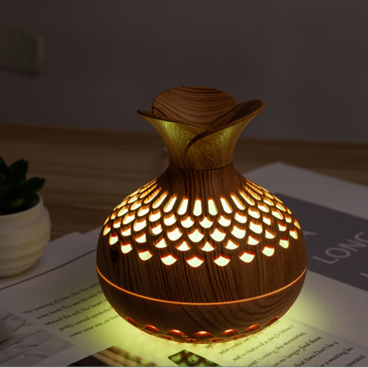 Dekorative Lampe in Holzoptik mit Aussparungsdesign, orangefarbenem Licht und einer Kerze.
