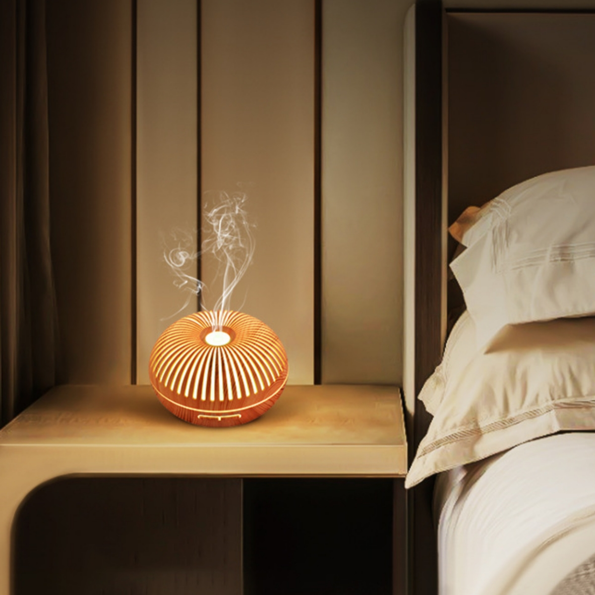 Runder Diffusor für ätherische Öle aus Holz, aus dem Dampf austritt. Er steht auf einem Nachttisch neben einem Bett.