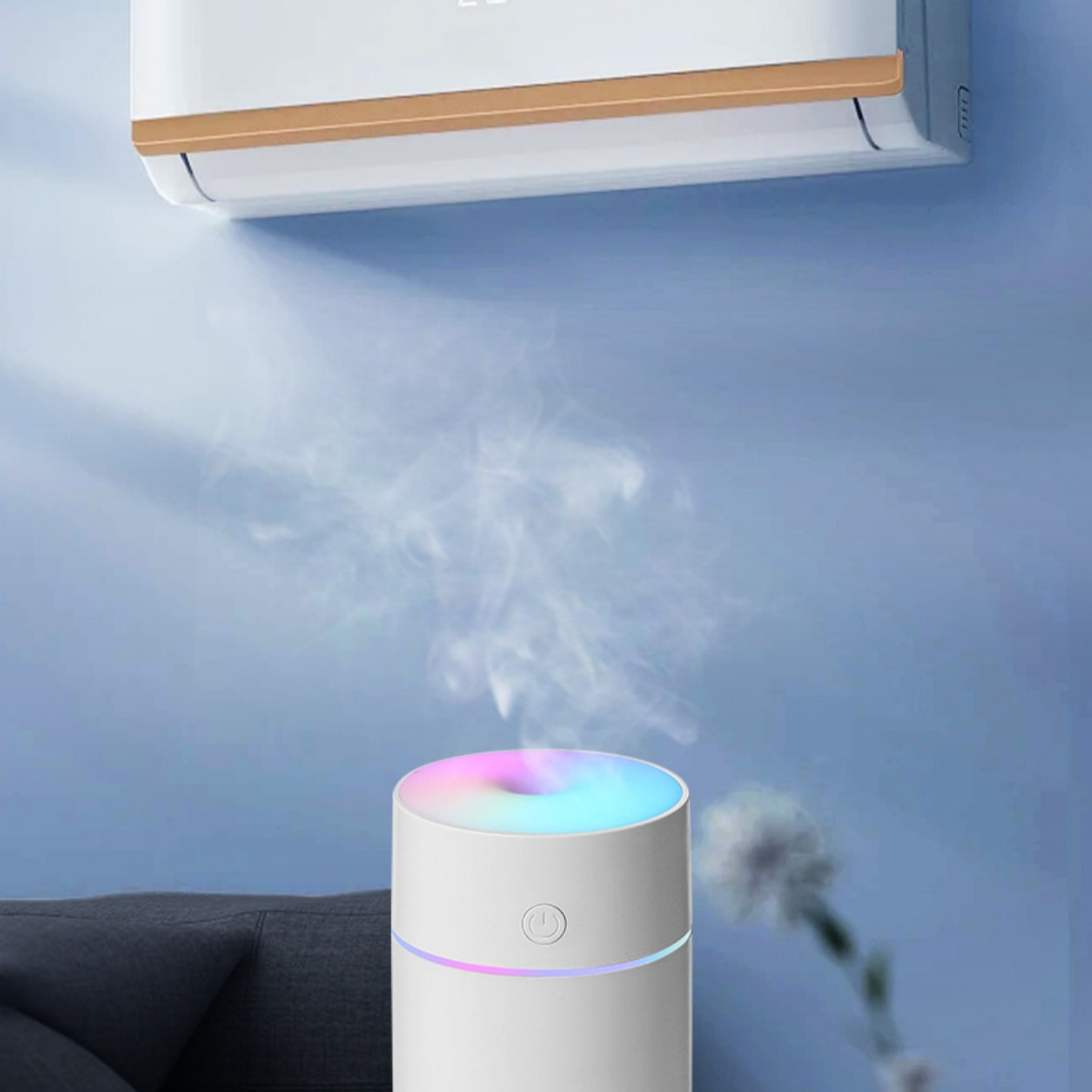 Weißer Luftbefeuchter mit farbigem Licht, in der Nähe einer Klimaanlage an blauer Wand.