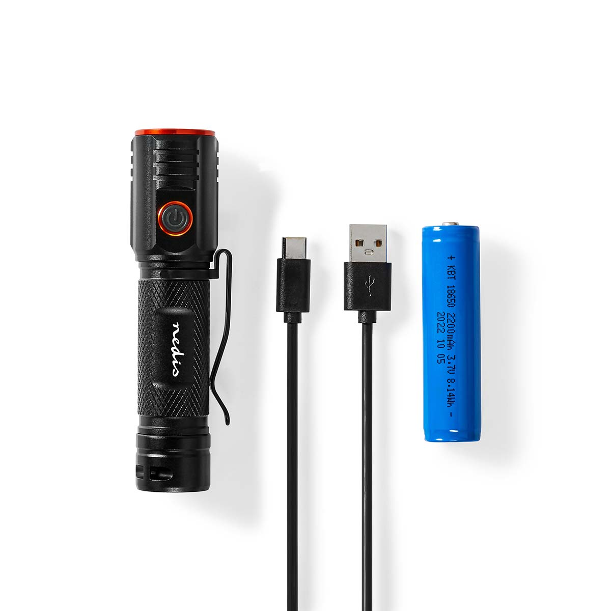 Czarna latarka, kabel USB, kabel USB-C i niebieski akumulator. Białe tło.