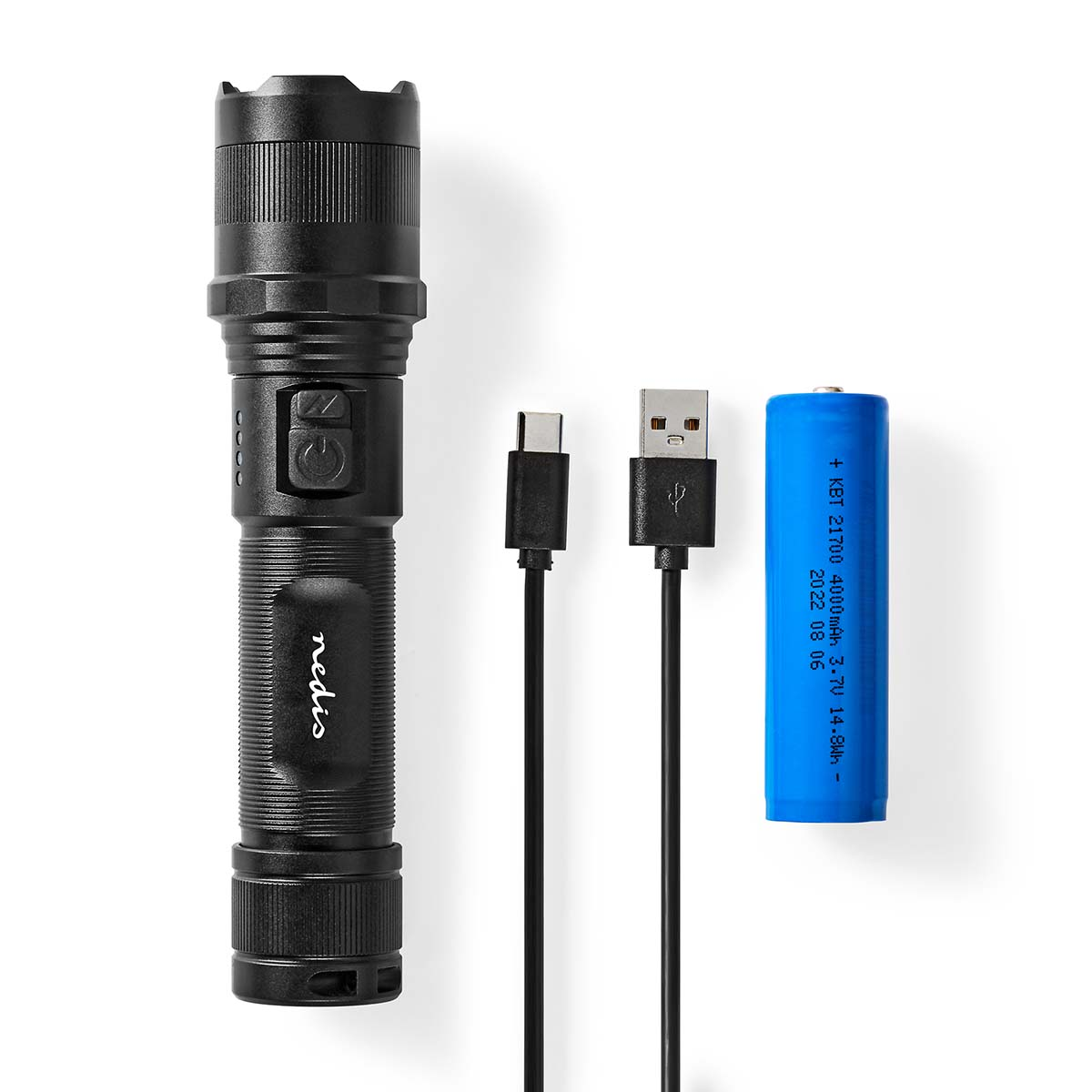 Lampe de poche noire, câbles de chargement et une batterie bleue. Vue de dessus sur une surface blanche.