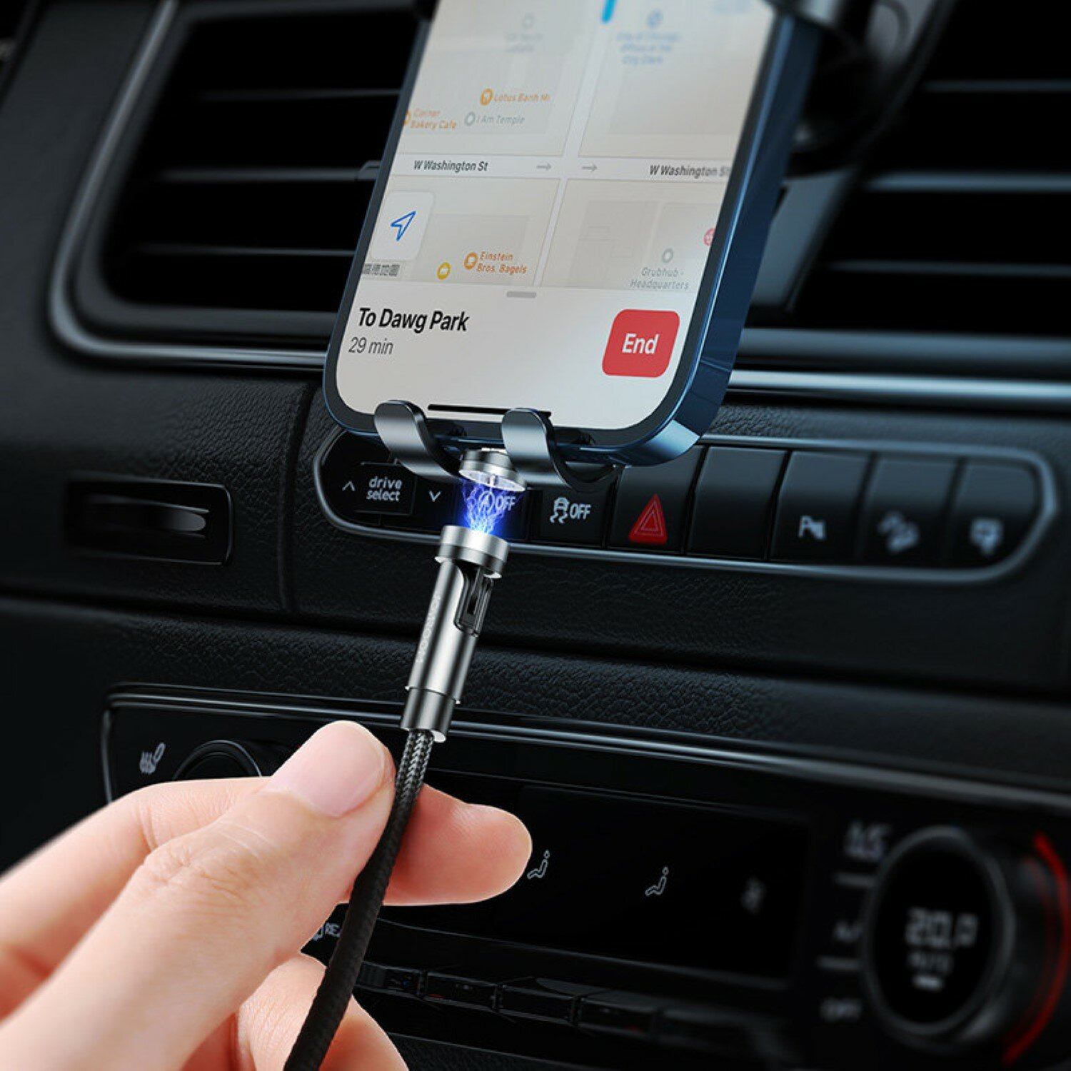 Ein Telefon in einer Autohalterung, verbunden mit einem Kabel. Das Kabel hat ein blaues Licht.