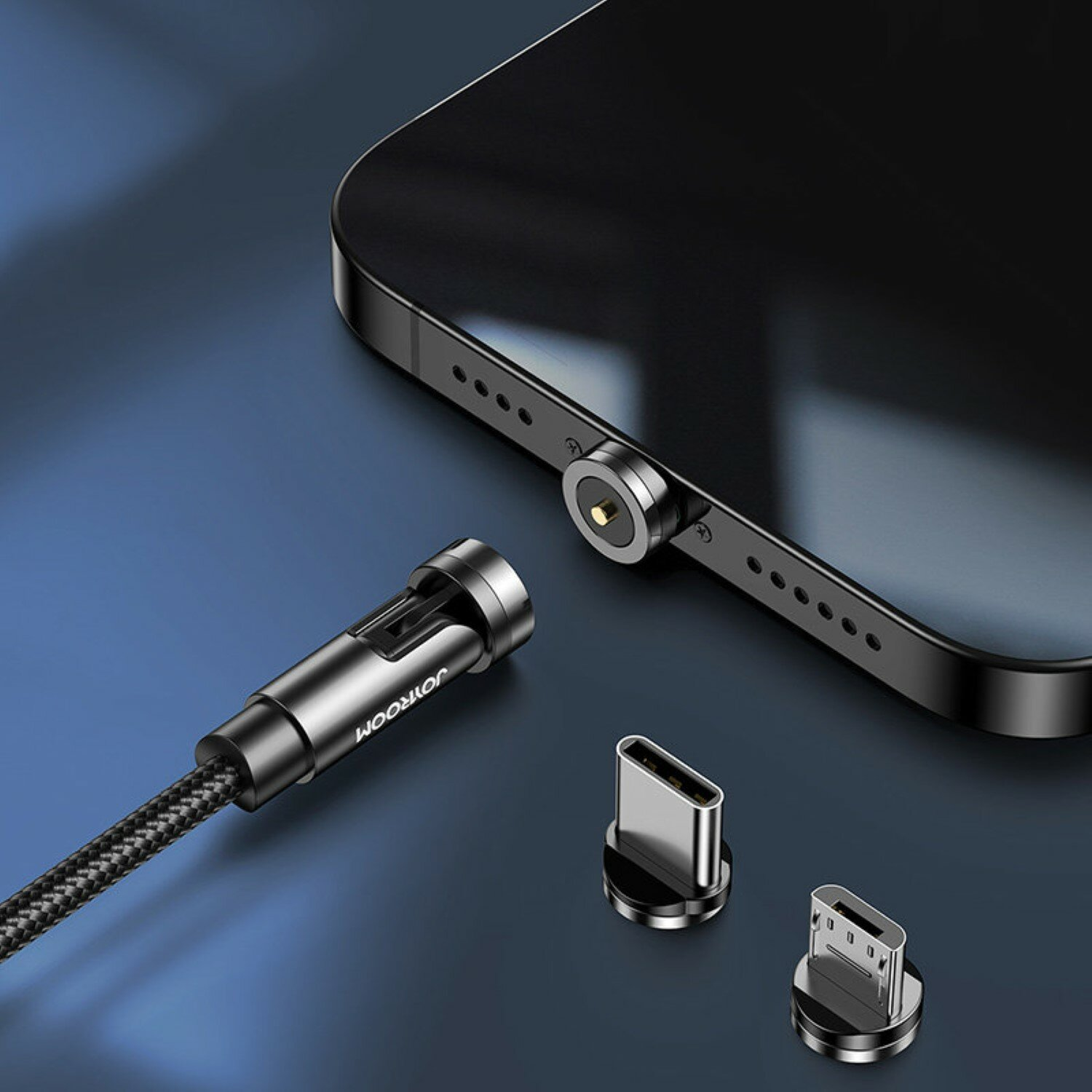 Ein schwarzes und silbernes magnetisches Ladekabel mit drei verschiedenen magnetischen Adaptern.