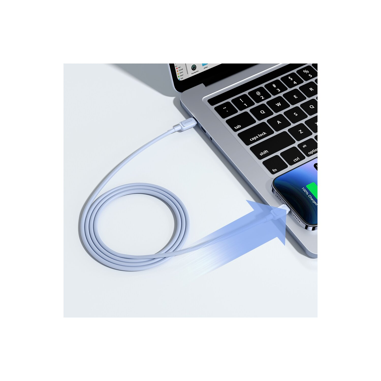 Ein Laptop mit angeschlossenem Ladekabel. Das Kabel lädt ein Telefon.