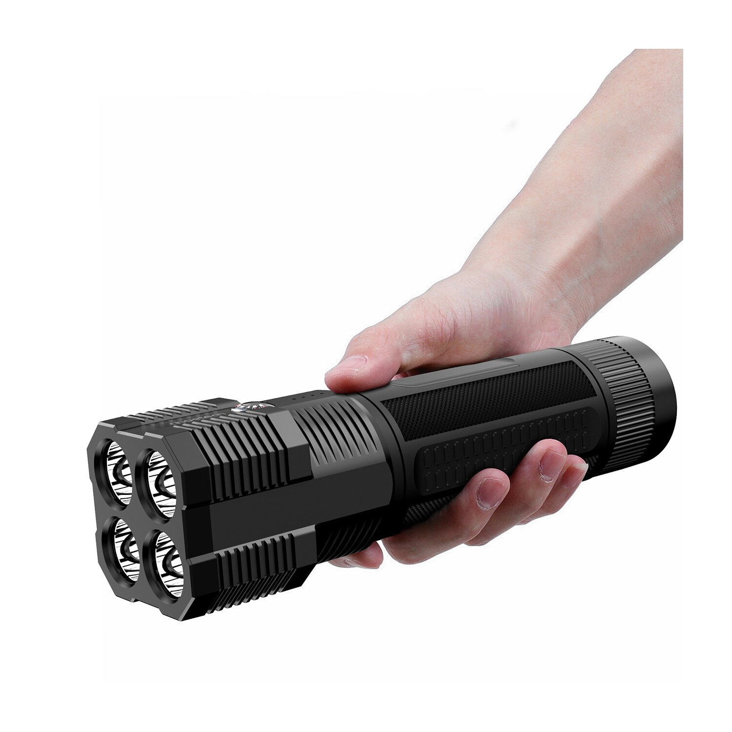 Hand hält eine schwarze Taschenlampe mit vier Lichtern vorne auf weißem Hintergrund.
