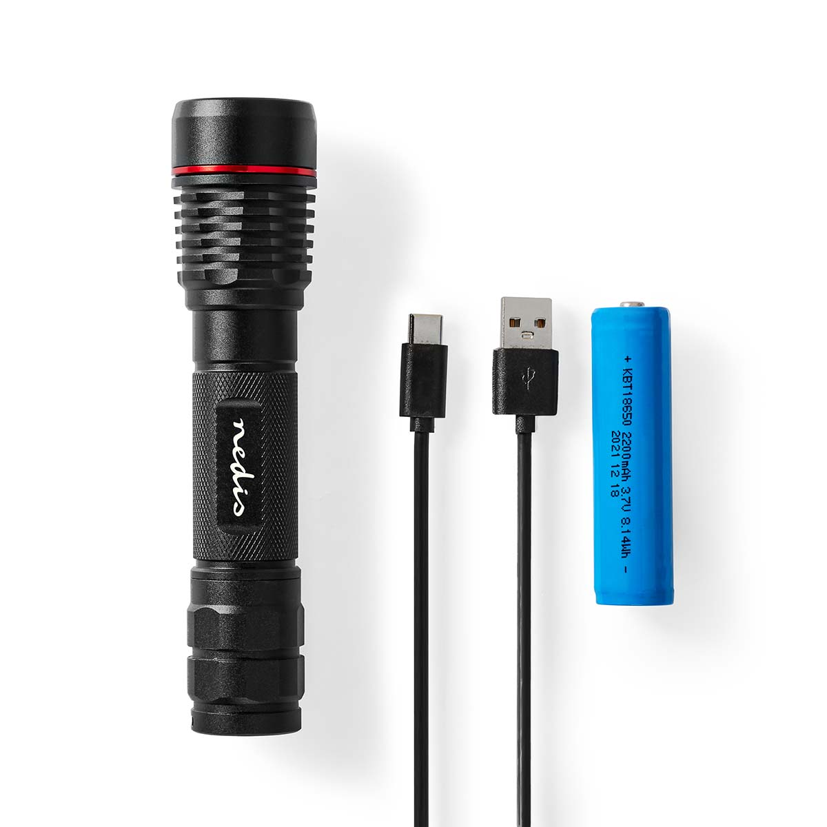 Une lampe de poche noire avec un anneau rouge, un câble de chargement et une batterie bleue.