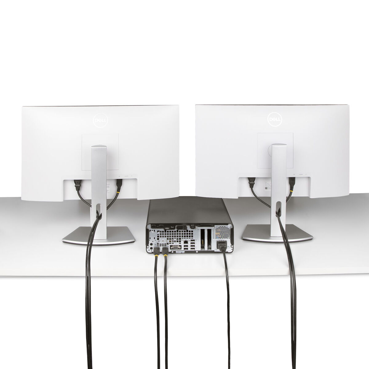 Zwei weiße Monitore, die an einen schwarzen Computer angeschlossen sind. Kabel führen zum Schreibtisch.