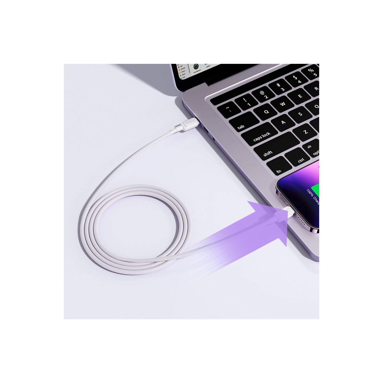 Ein Laptop mit angeschlossenem Kabel. Ein Telefon zeigt das Laden auf dem Bildschirm an.