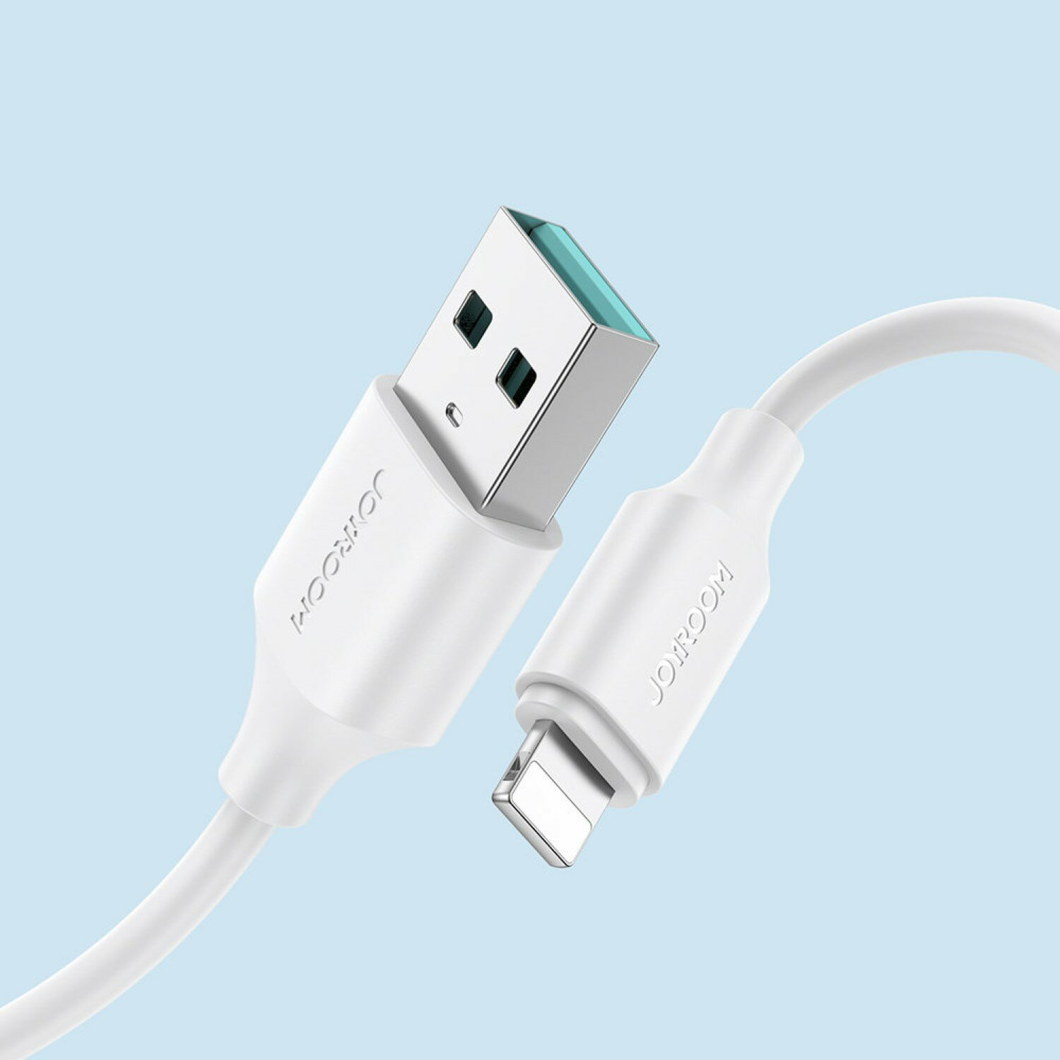Cavo USB bianco con connettore USB-A e Lightning su sfondo blu.
