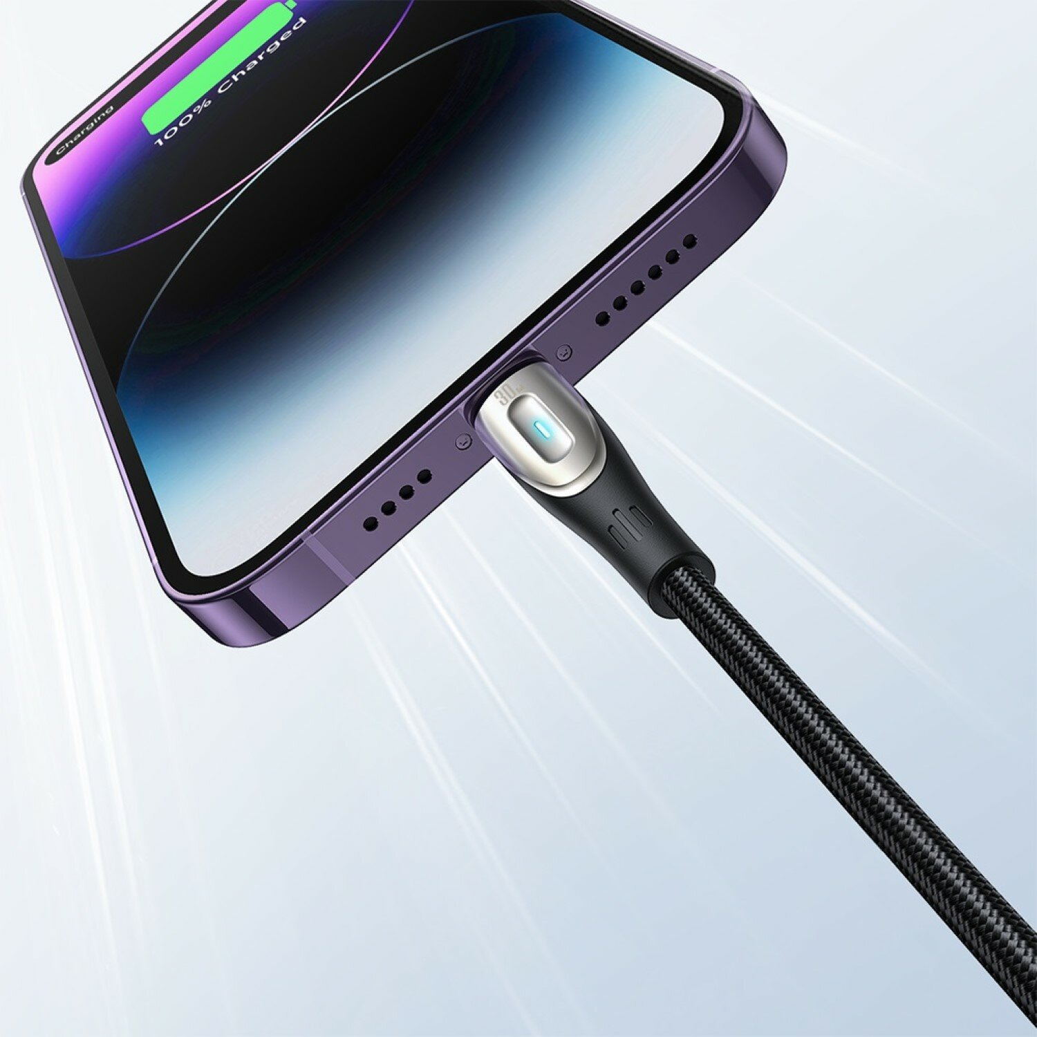 Ein lila Telefon, das mit einem schwarzen Kabel geladen wird. Das Telefon zeigt 100% geladen an.
