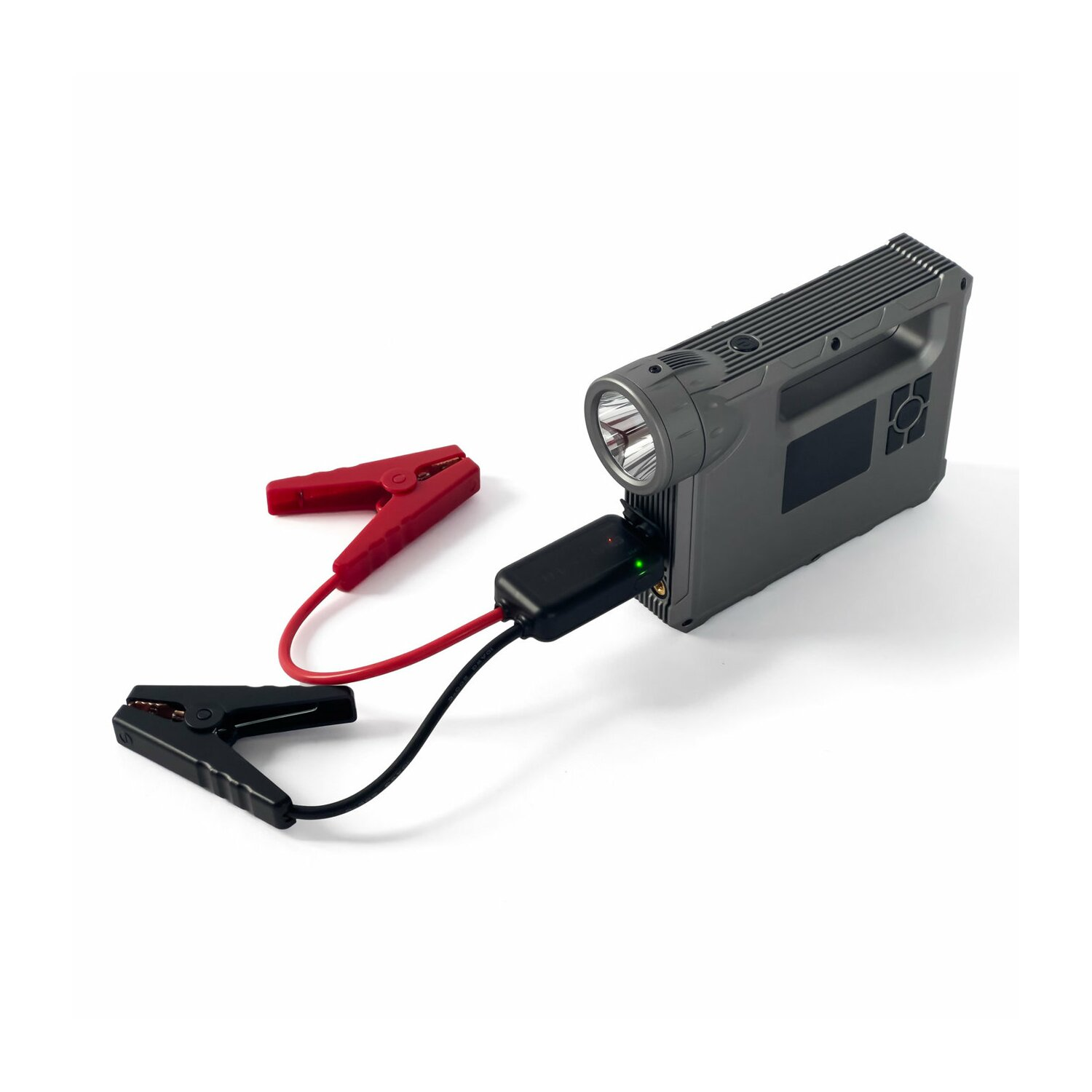 Ein grauer Starthilfe mit Taschenlampe und angeschlossenen Überbrückungskabeln. Die Kabel sind rot und schwarz.