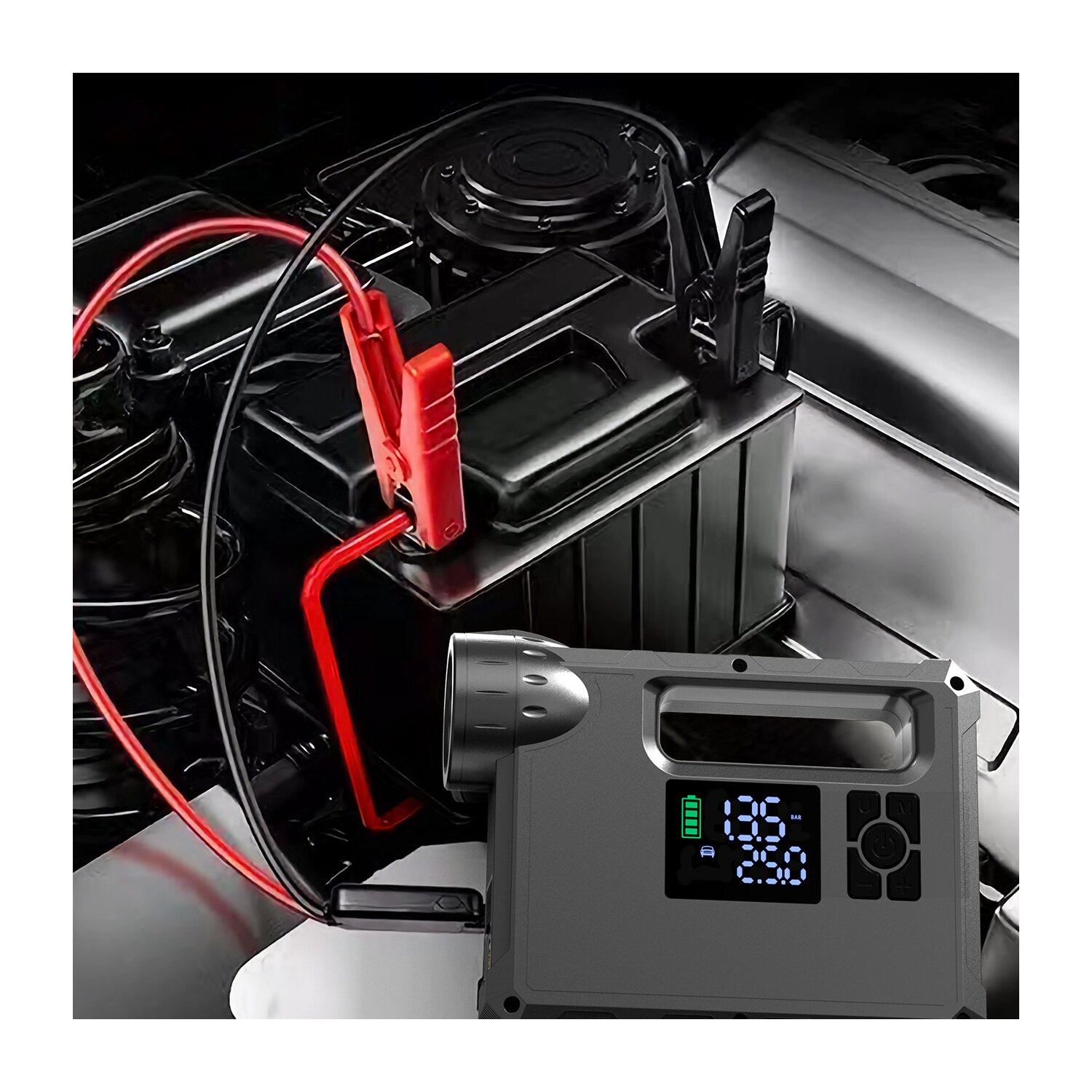 Ein grauer Starthilfe-Booster mit Digitalanzeige und rot-schwarzen Überbrückungskabeln, die an einer Autobatterie angeschlossen sind.
