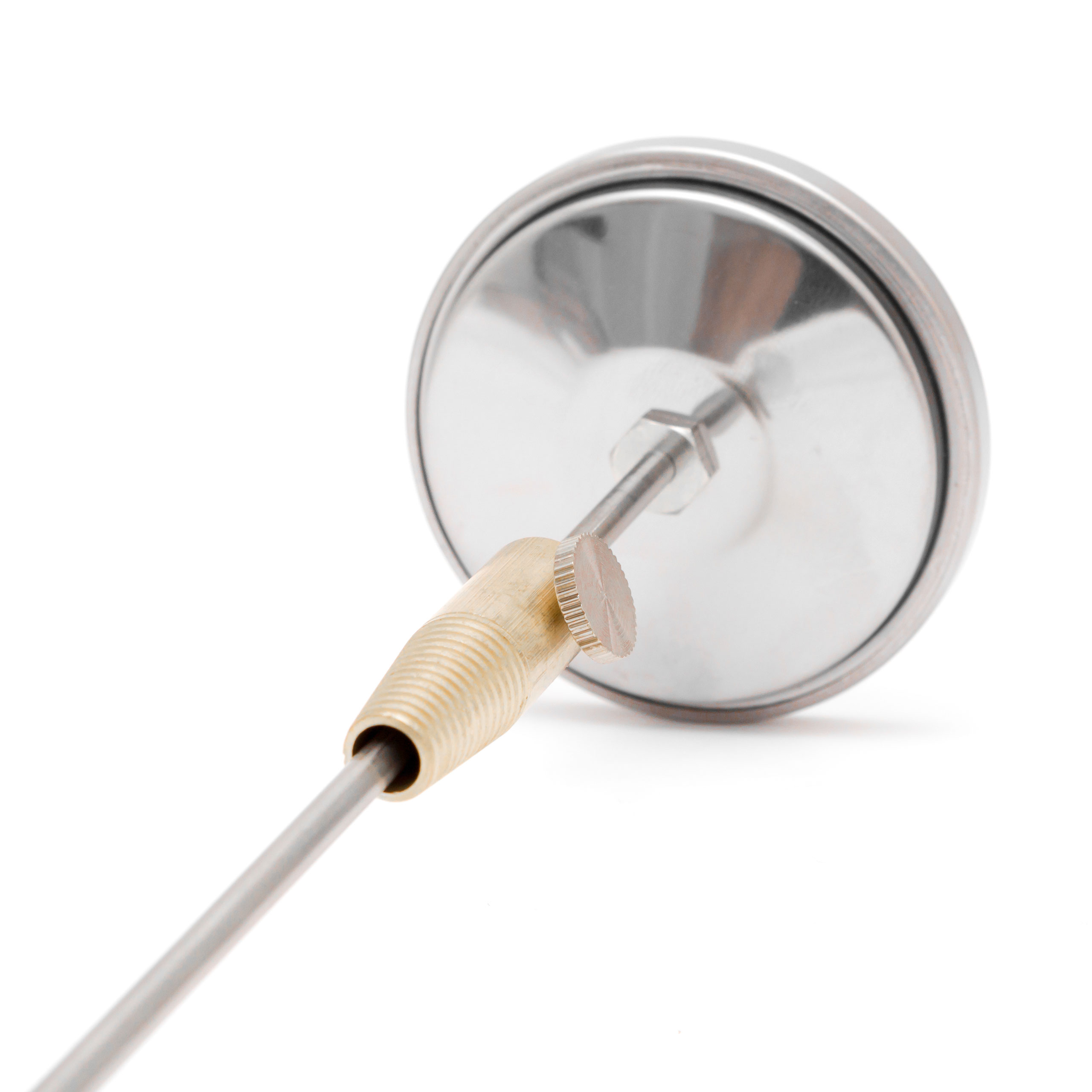 Metallthermometer mit Zifferblatt. Das Thermometer ist auf weißem Hintergrund, Nahaufnahme.