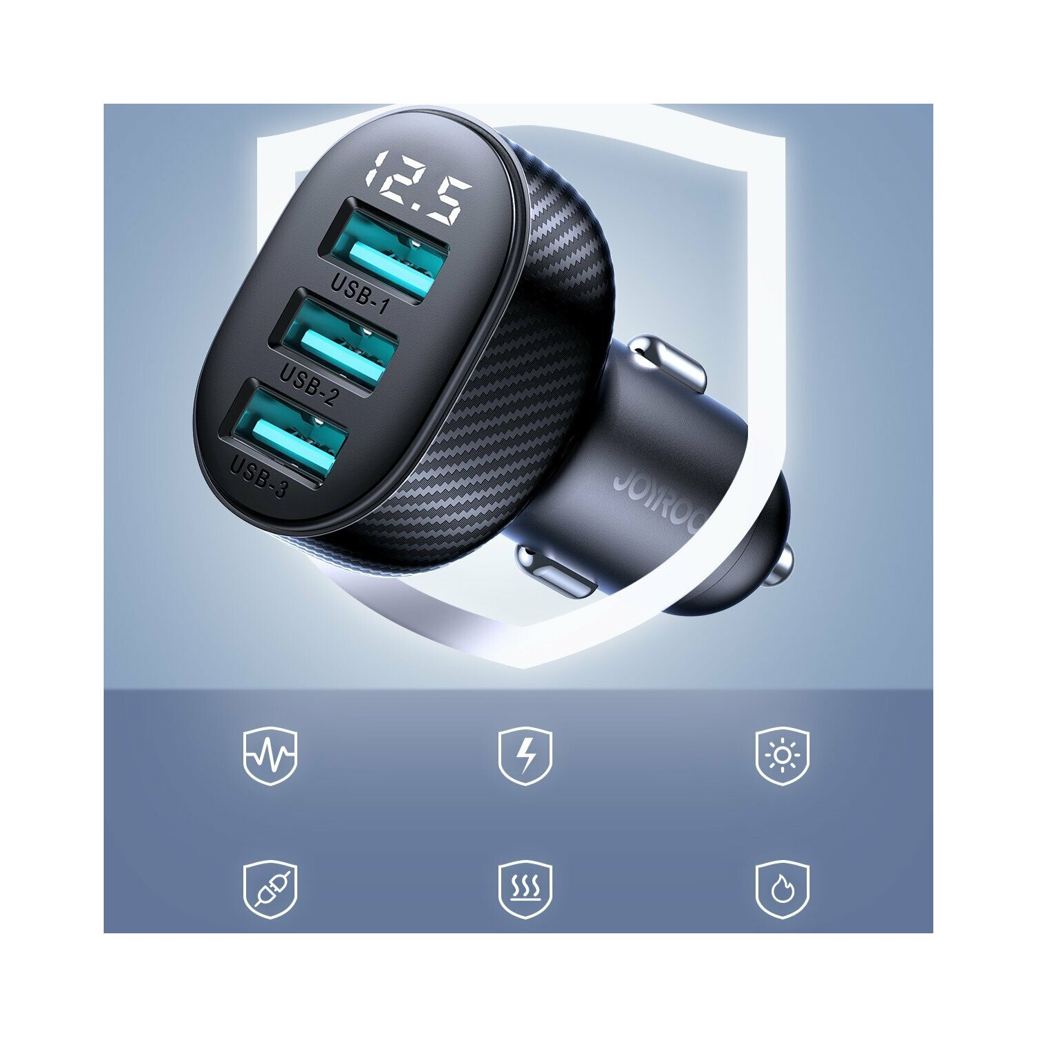 Czarna ładowarka samochodowa z 3 portami USB. Wyświetlacz pokazuje 12,5. Tekst na ładowarce: Joyroom.