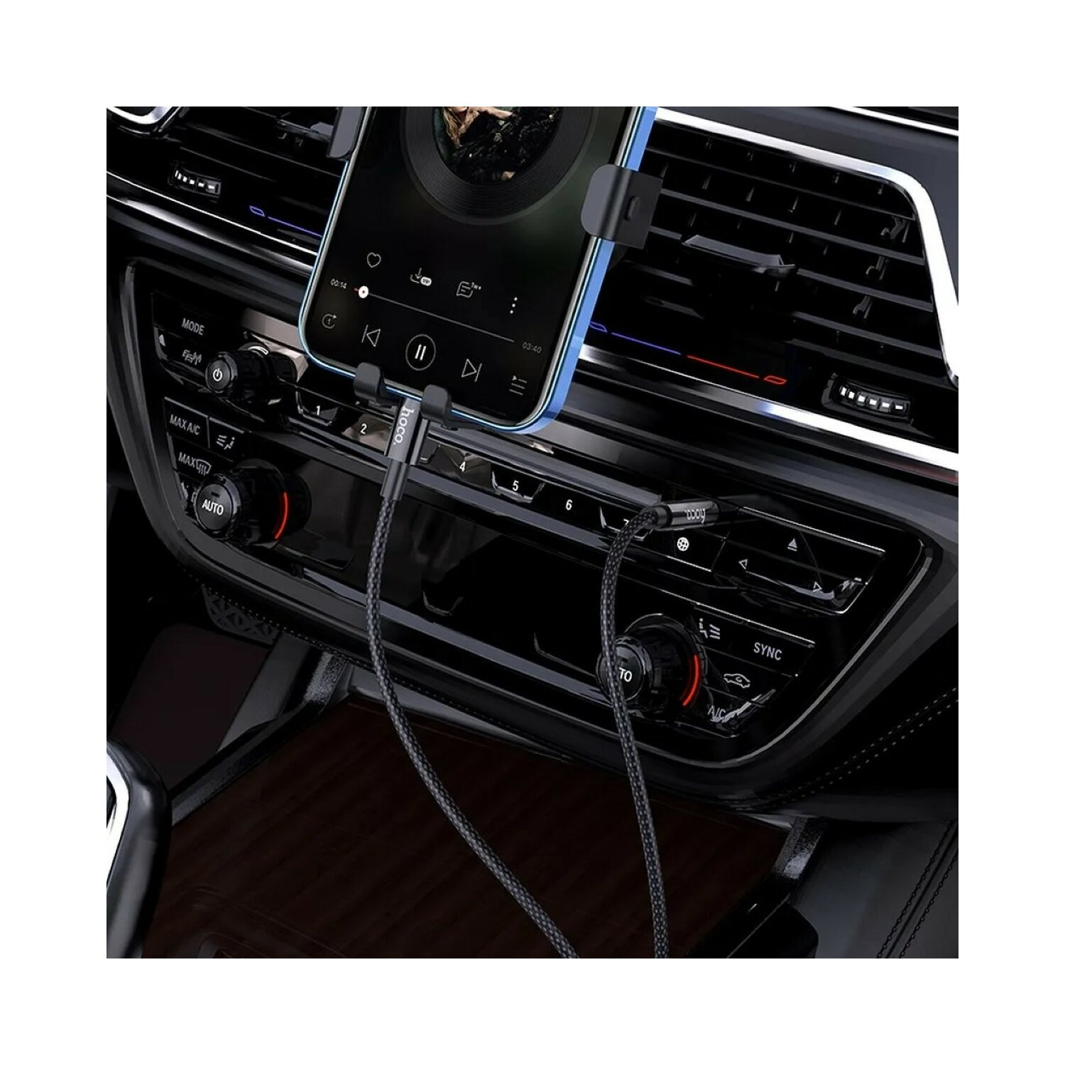 Telefon über ein Ladekabel und Datenkabel mit der Konsole eines Autos verbunden.