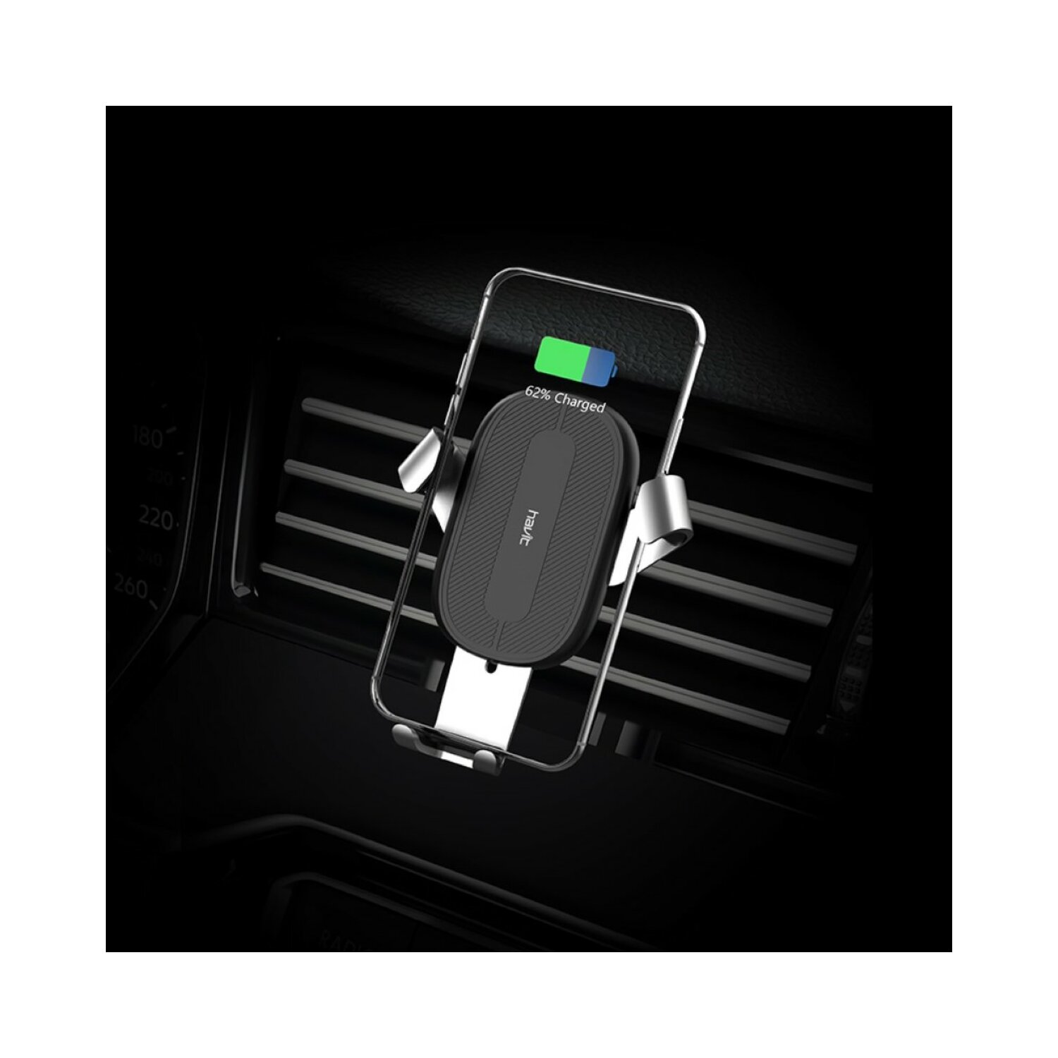 Ein Telefon wird in einem Auto auf einem kabellosen Ladegerät platziert, das 62 % geladen anzeigt.