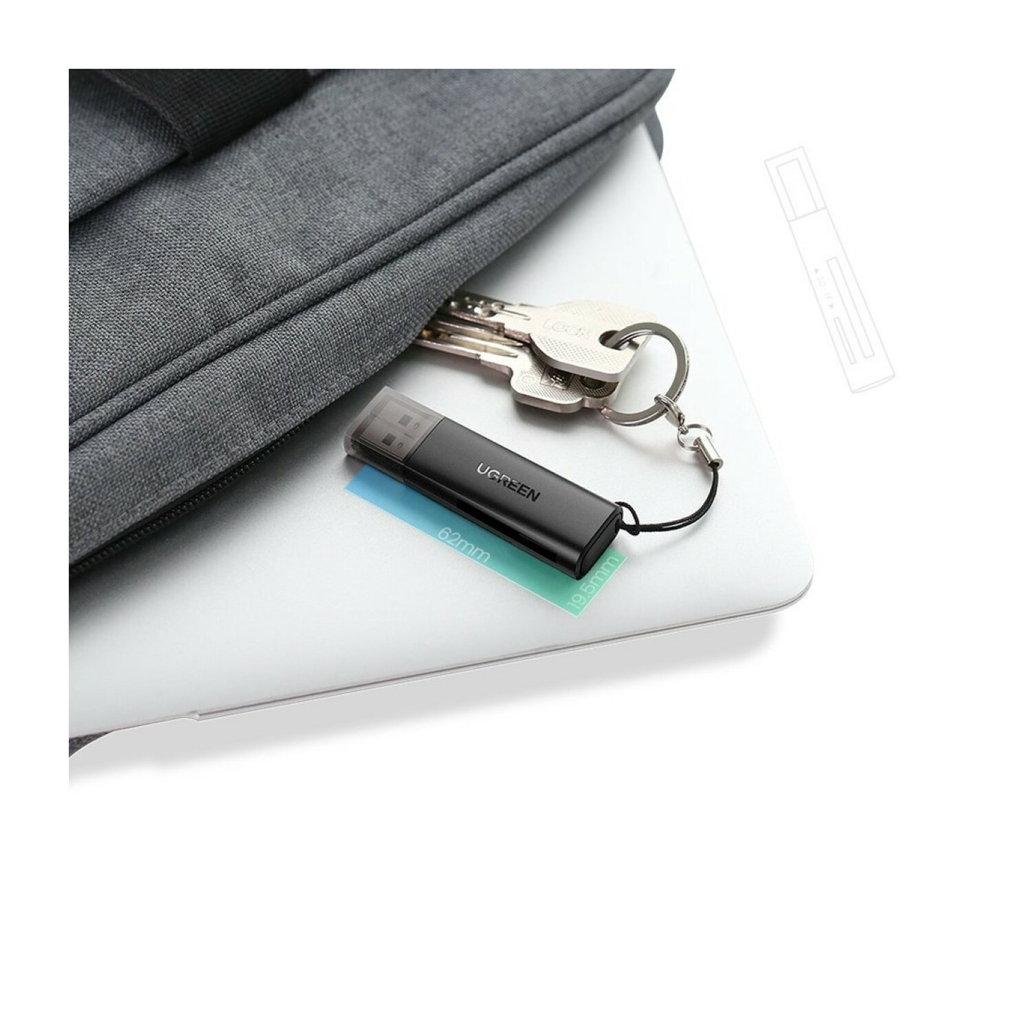 Czarny pendrive UGREEN z kluczami na laptopie. Dysk jest czarny z białym tekstem.