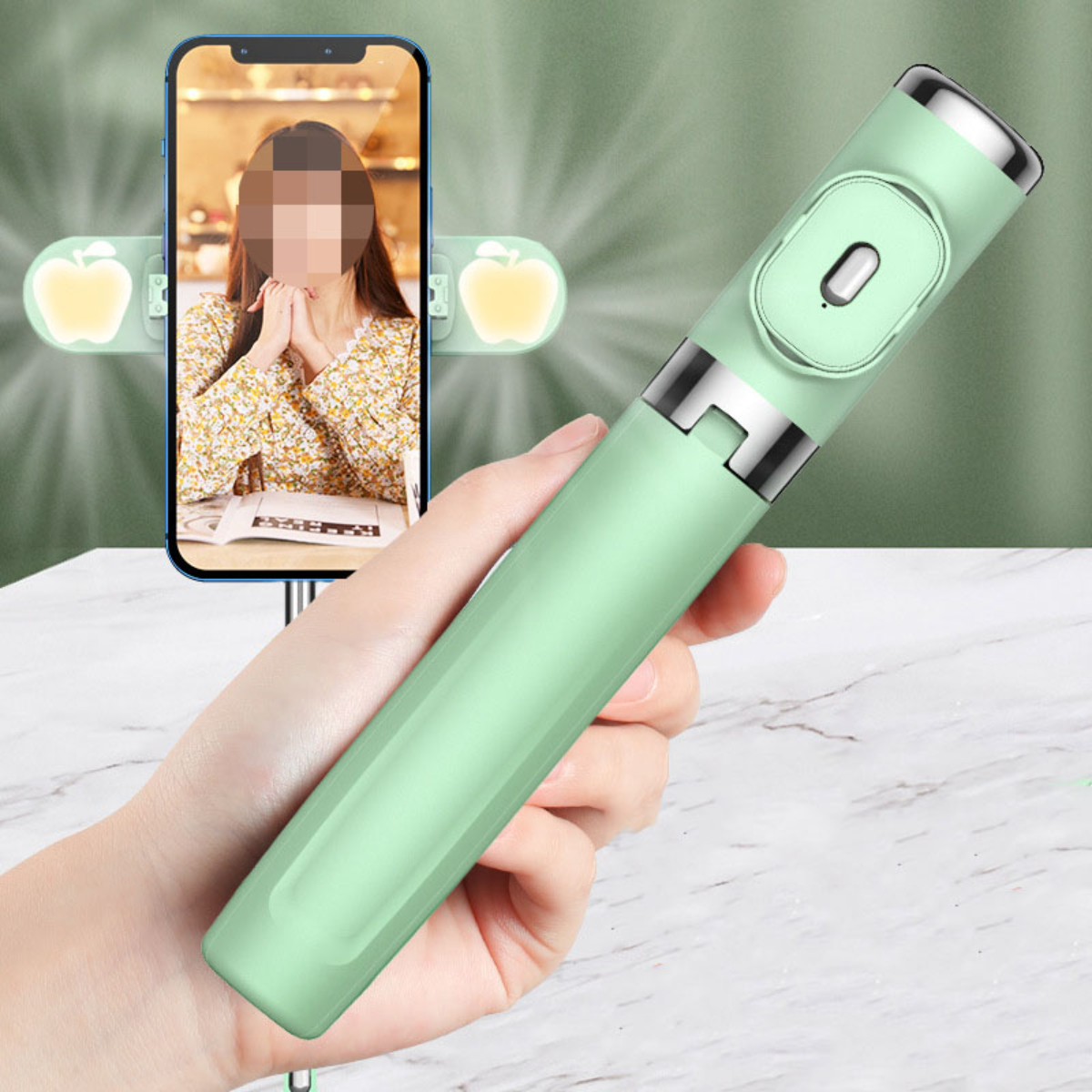 Eine Person hält einen grünen Selfie-Stick mit Telefon und Lichtern.