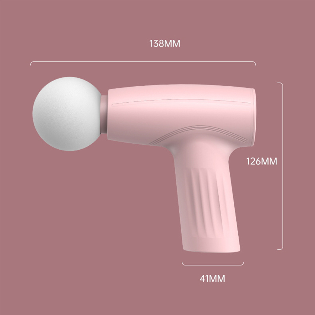 Eine pinkfarbene Massagepistole mit angegebenen Abmessungen auf pinkfarbenem Hintergrund.