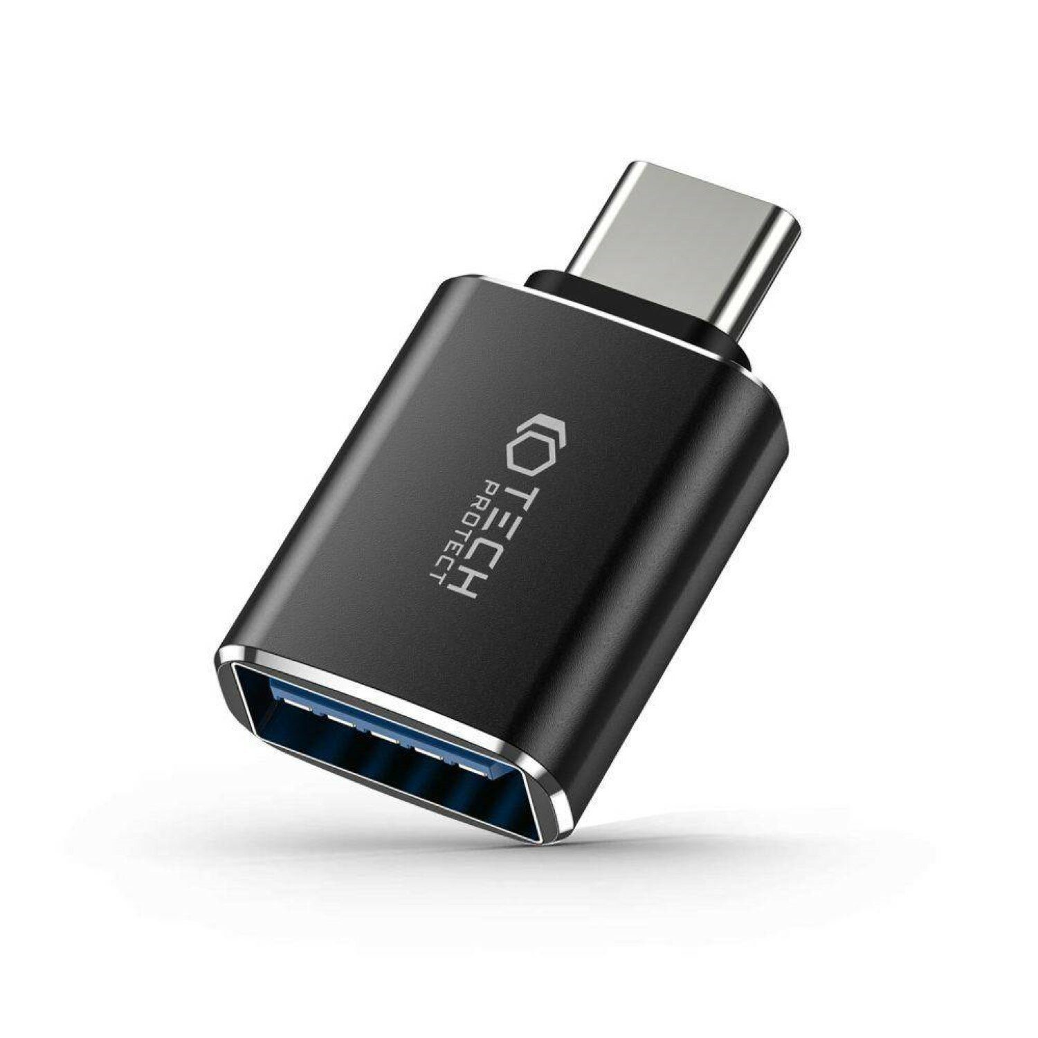 Schwarzer USB-C-Adapter mit USB-Anschluss. Der Adapter sagt TECH PROTECT.