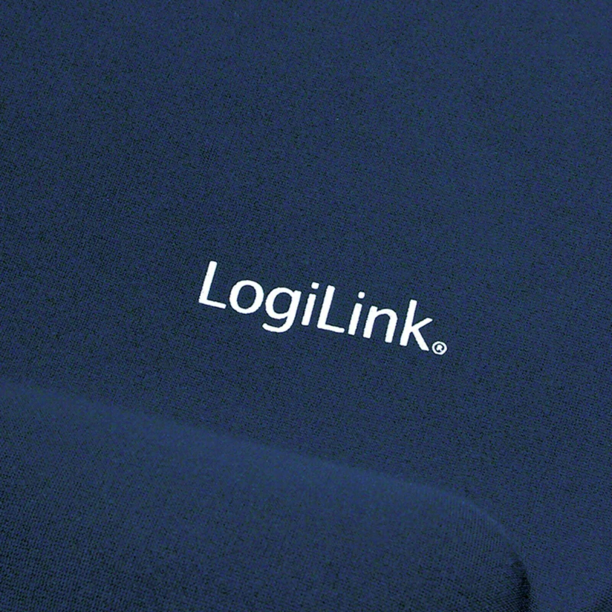 Gros plan sur un tissu bleu marine avec le logo blanc 'LogiLink' imprimé dessus.
