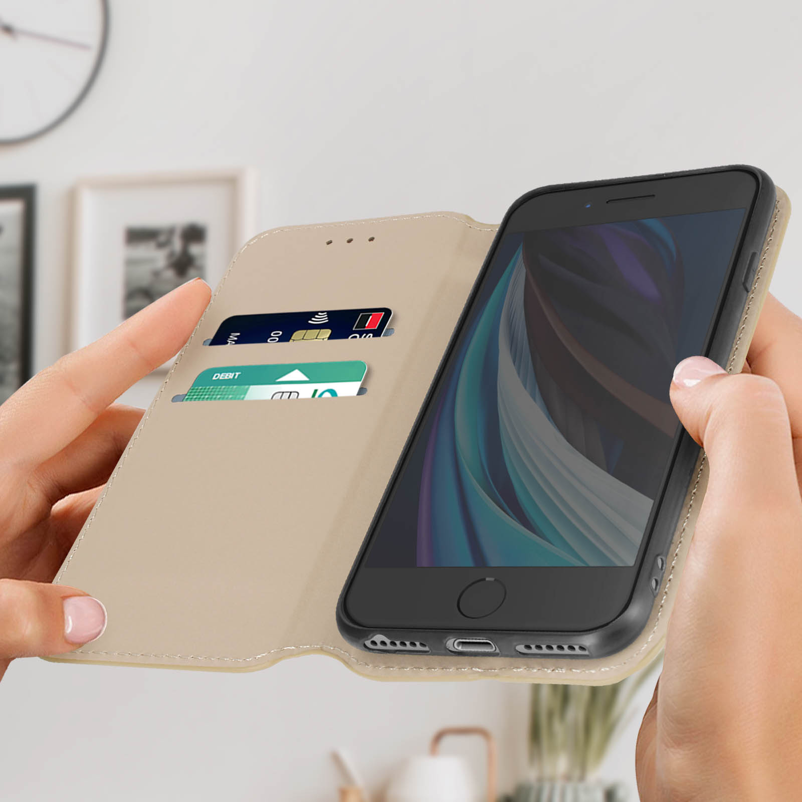 Een smartphone in een hoesje vastgehouden door handen, met creditcards zichtbaar in een portemonnee-achtige hoes.
